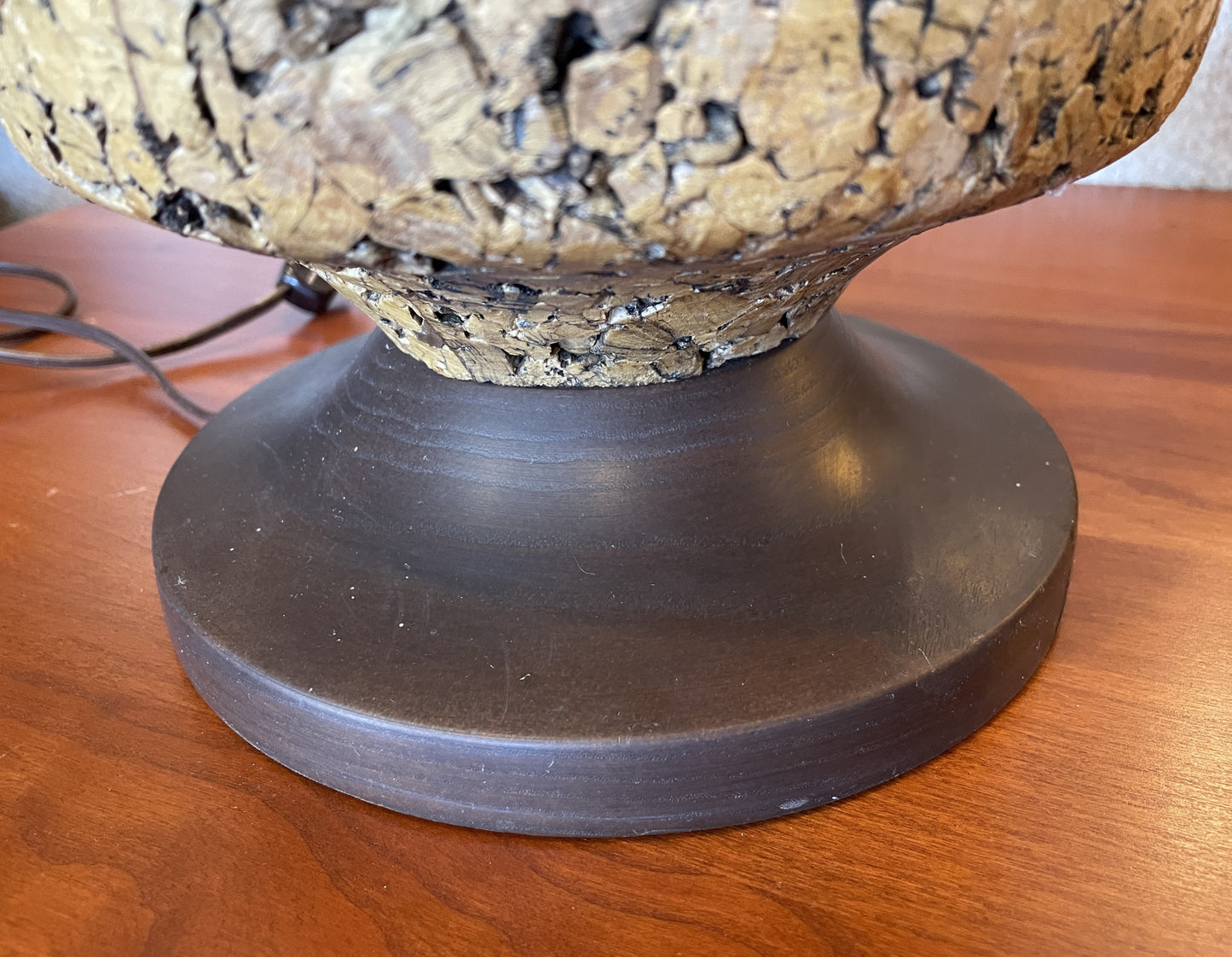 Mid Century Cork and Walnut Table Lamp (0OV001)