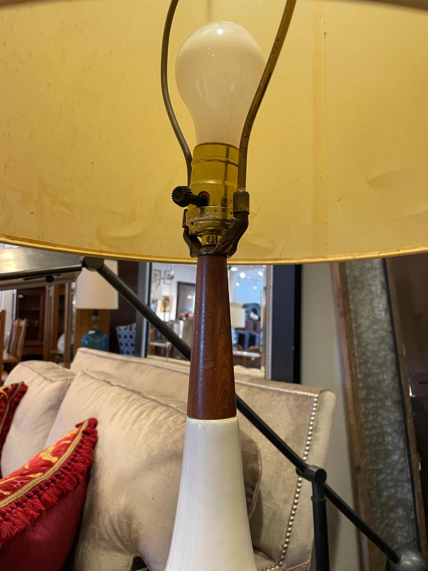 Honi Chilo Mid Century glazed Lamp (0OV004)