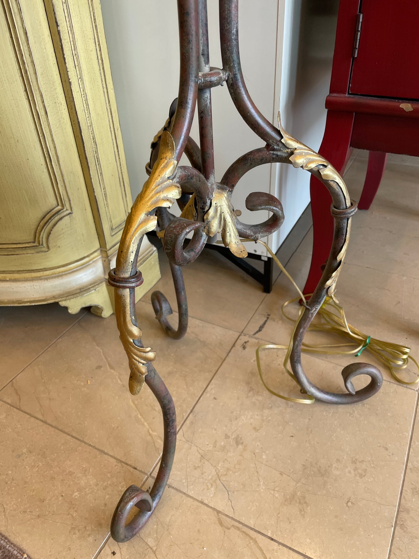 Iron Floor Lamp with Gilt Leaves (0P2001)