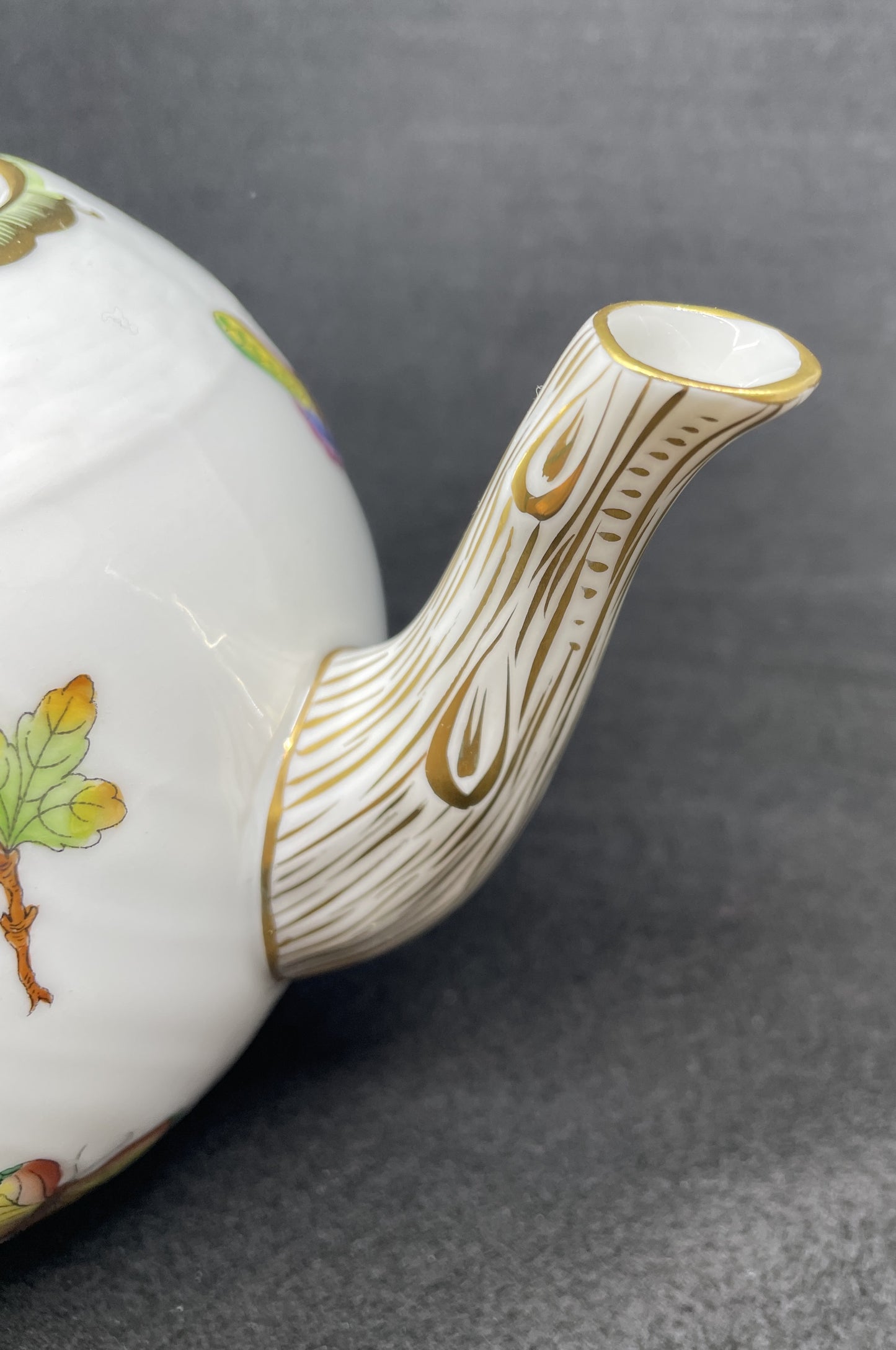 Herend Queen Victoria Teapot (0OQ00V)
