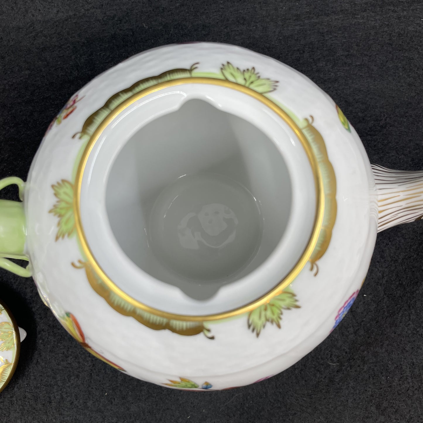 Herend Queen Victoria Teapot (0OQ00V)