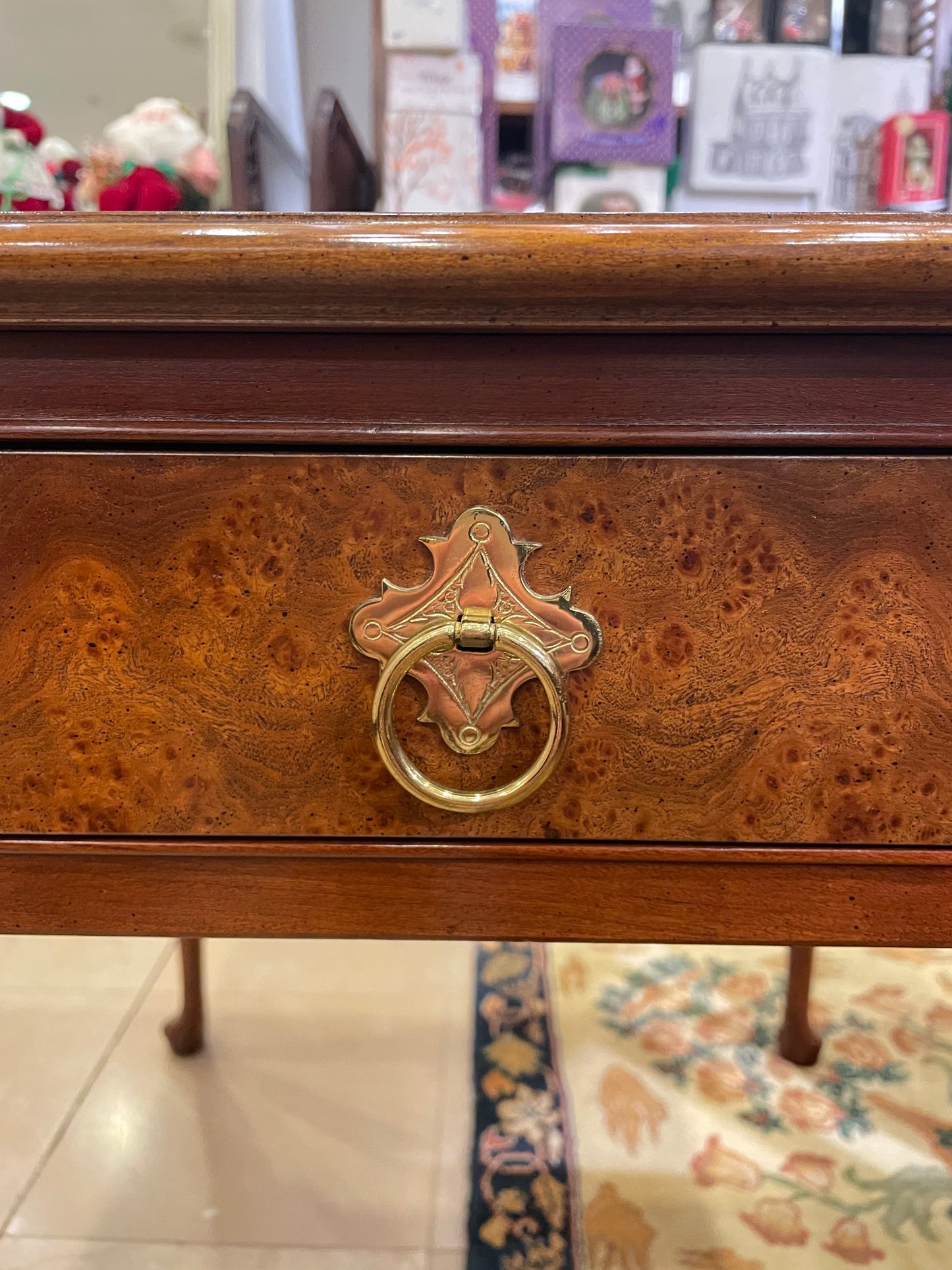 Vintage Baker End Table with Burled Wood (1TEG7N)