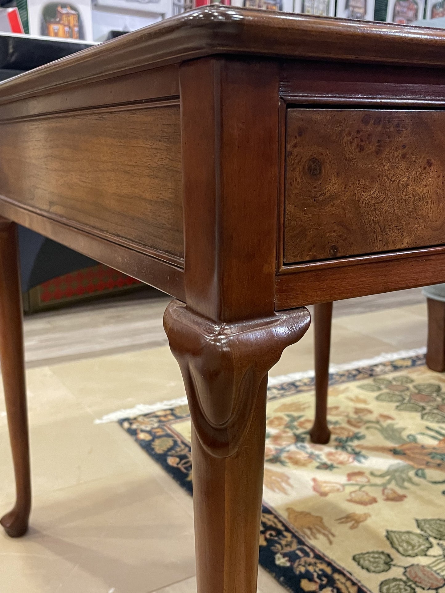 Vintage Baker End Table with Burled Wood (1TEG7N)