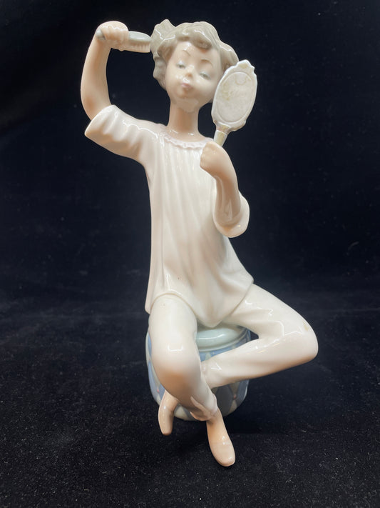 Lladro Girl with Brush #1071 w box