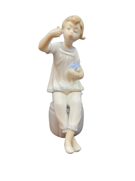 Lladro "Girl with Doll and Lipstick" w box #1083 (0DE00A)