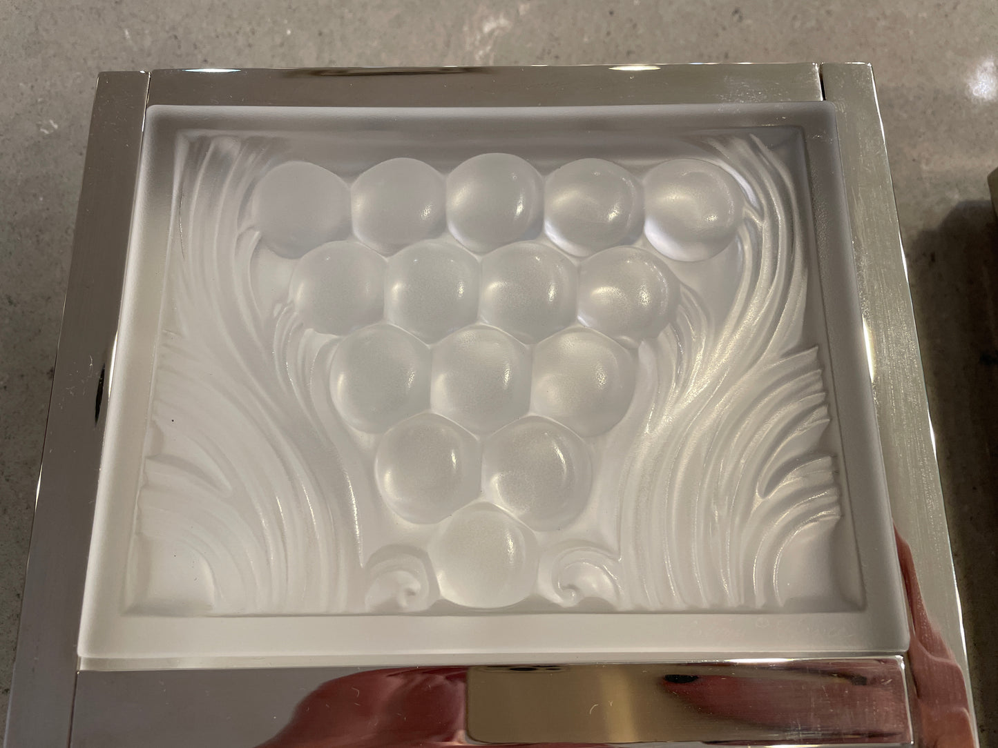 Lalique "Raisins" Art Deco Wall Sconces, a Pair (0KT007)