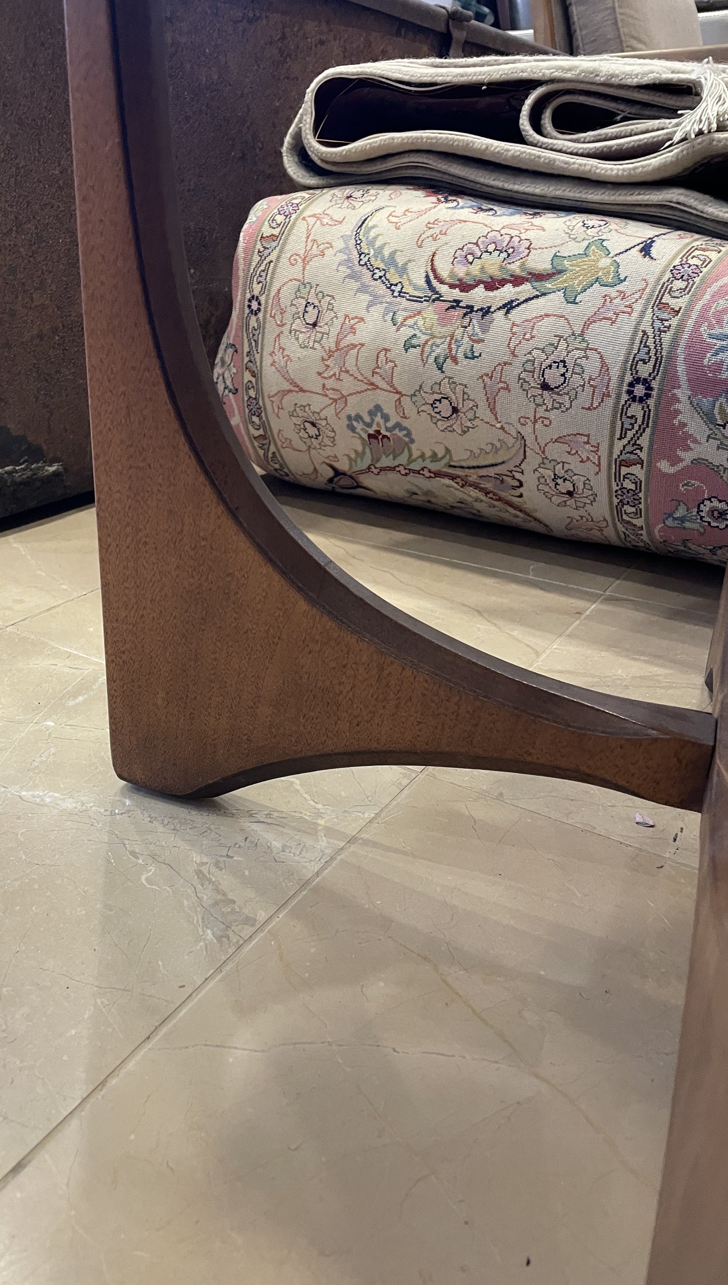 Broyhill Brasilia Round End Table, Walnut (0HU004)