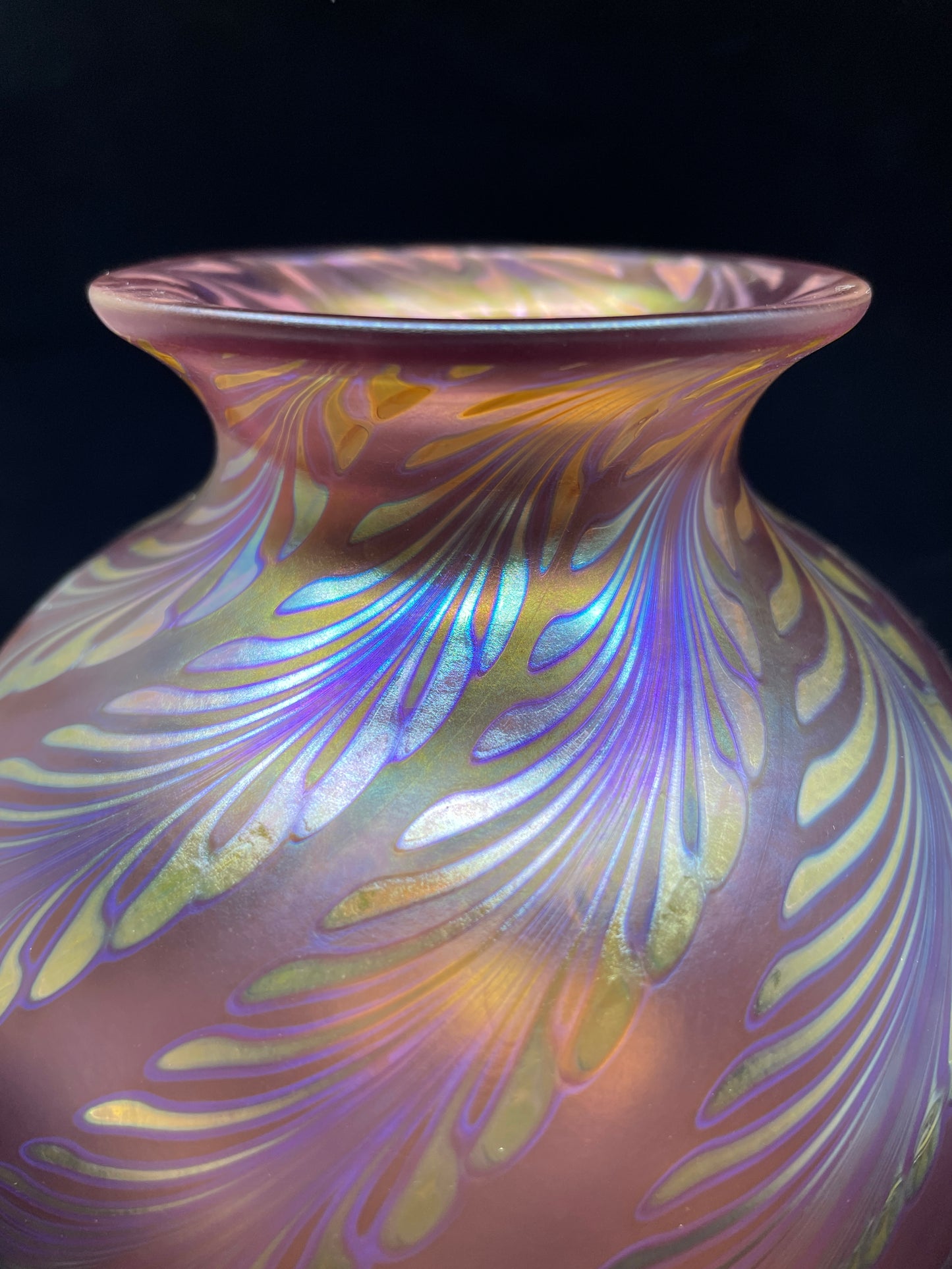Stephen Correia Feather pull Hand Blown Vase in Rose (0I000D)