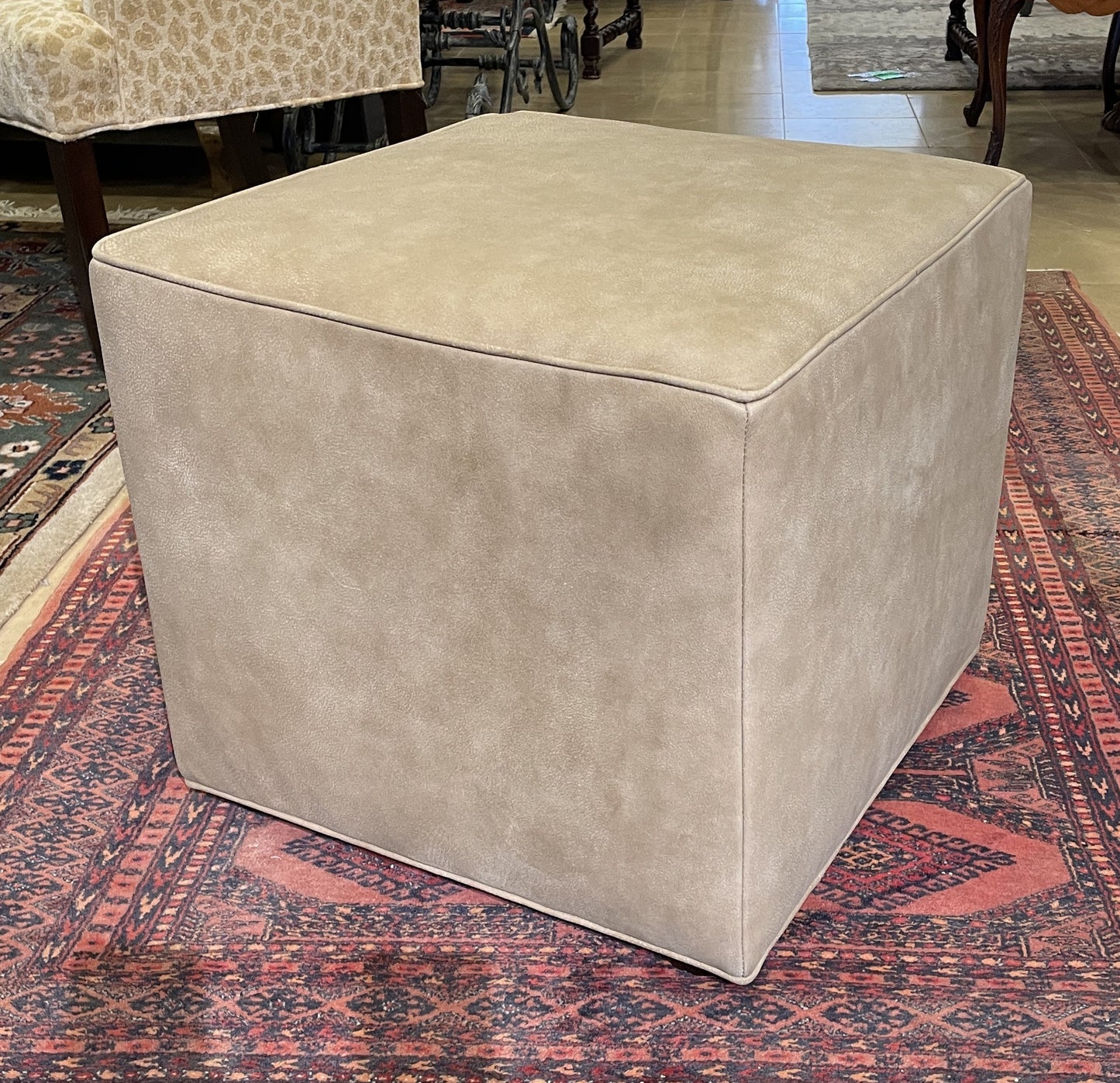 Ethan Allen Dacian Cube Ottoman in Leather (0I6005)
