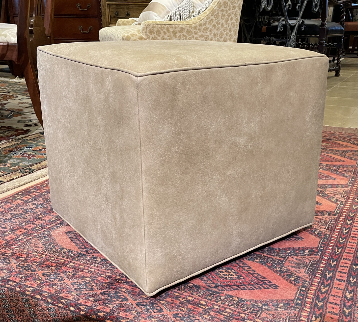 Ethan Allen Dacian Cube Ottoman in Leather (0I6005)