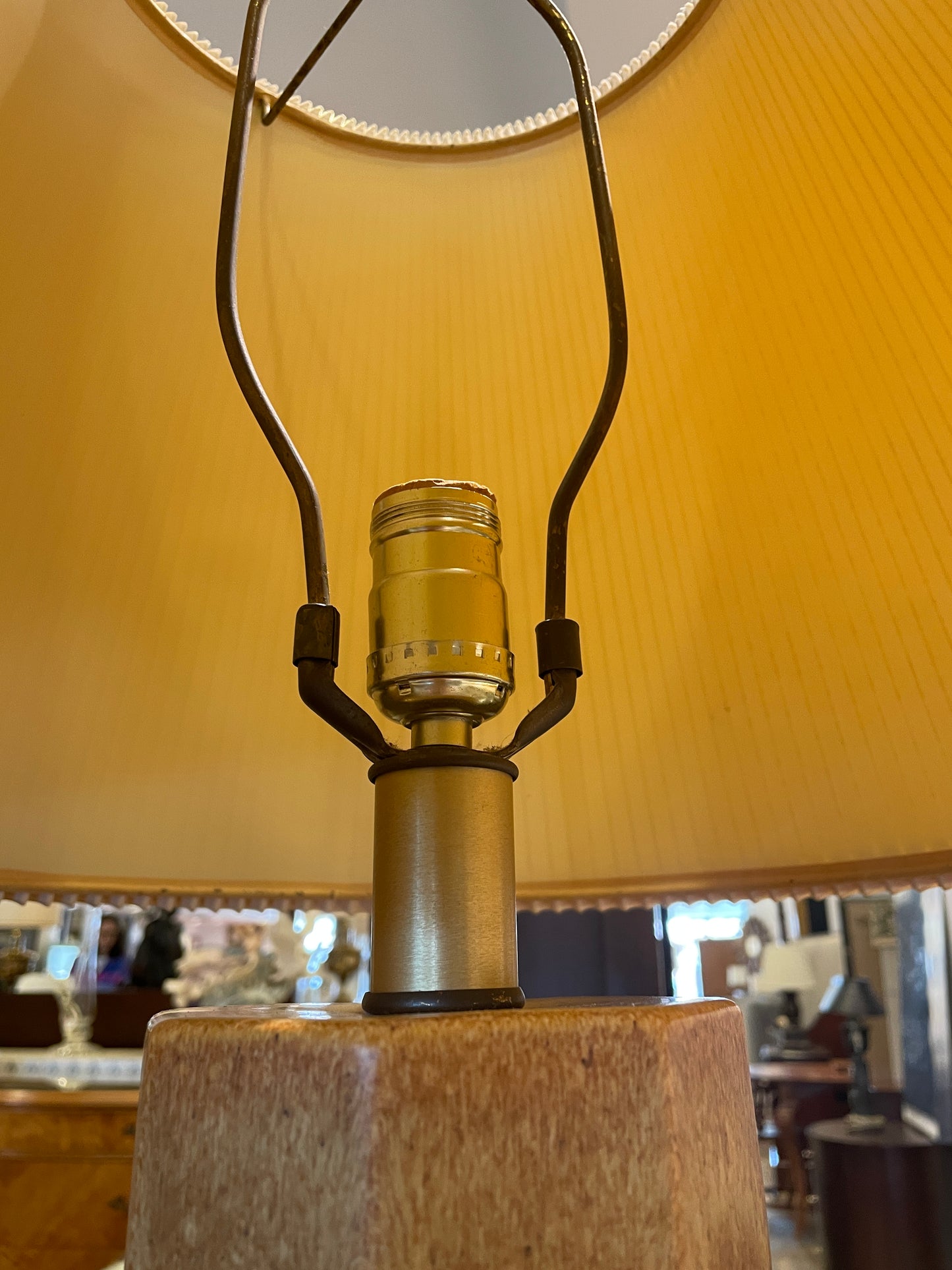 Vintage Haeger Pottery Lamp (0LN004)