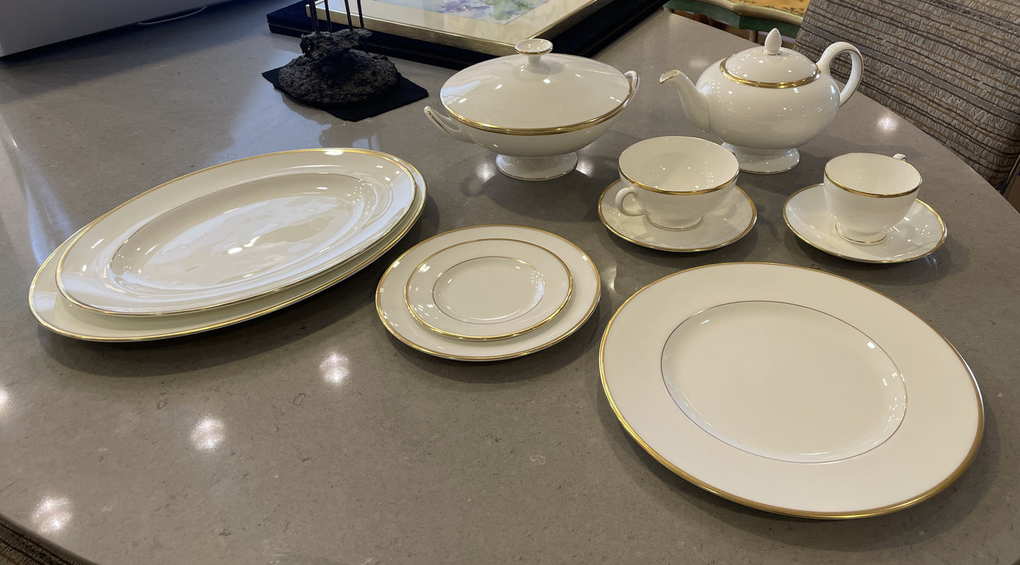 Wedgwood "California" -serving for 10 (+Extra and serving pieces) (0LN00M)