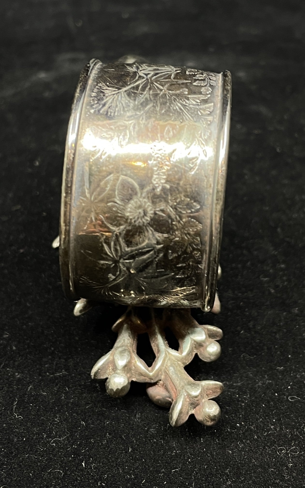 Antique Silverplate Floral Figural Napkin Ring (0IB004)