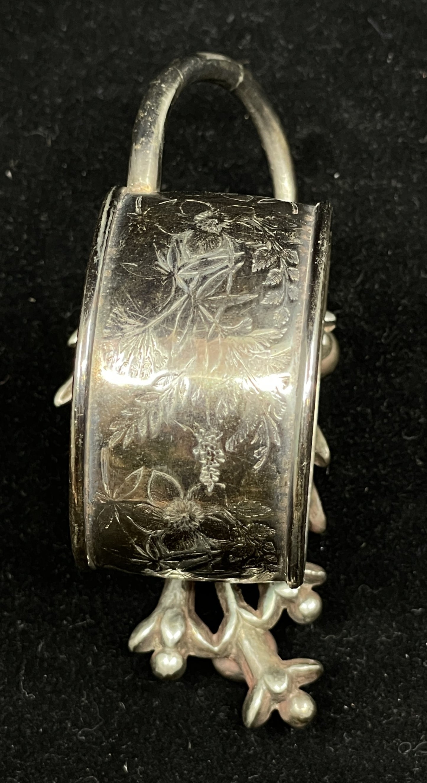 Antique Silverplate Floral Figural Napkin Ring (0IB004)