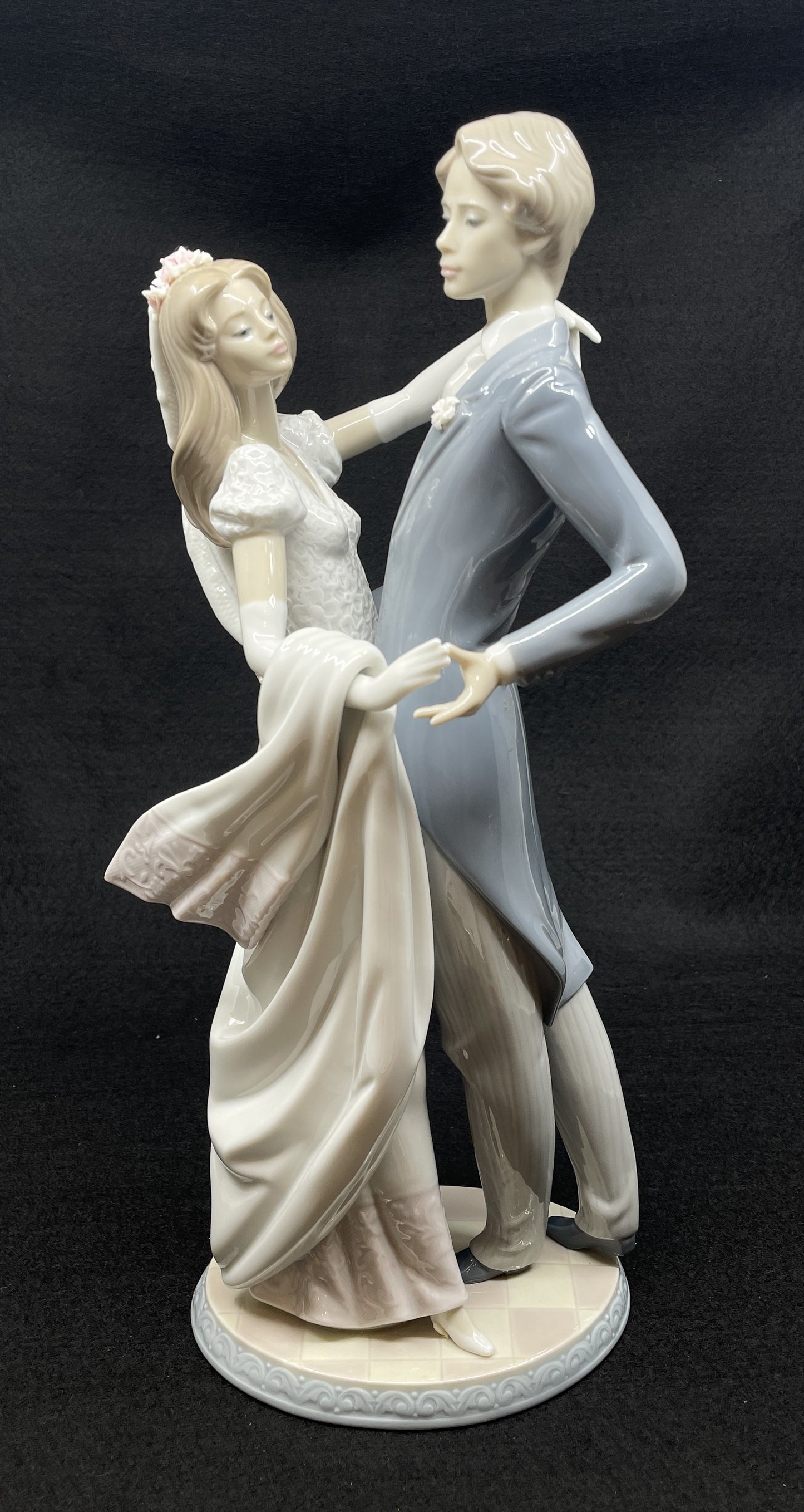 Lladro "I Love You Truely" #1528 with Box (01K001)