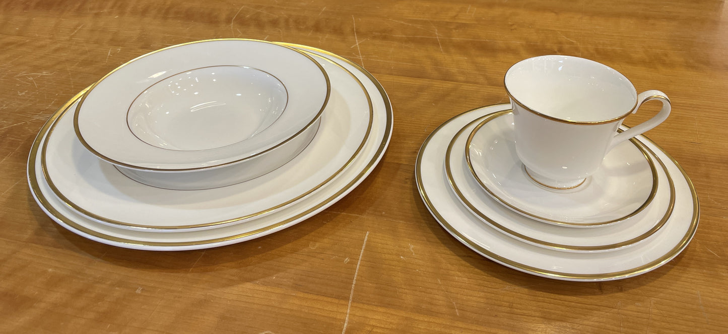 Royal Doulton "Alice" 12pc placesetting, 6pc each (0HP018)