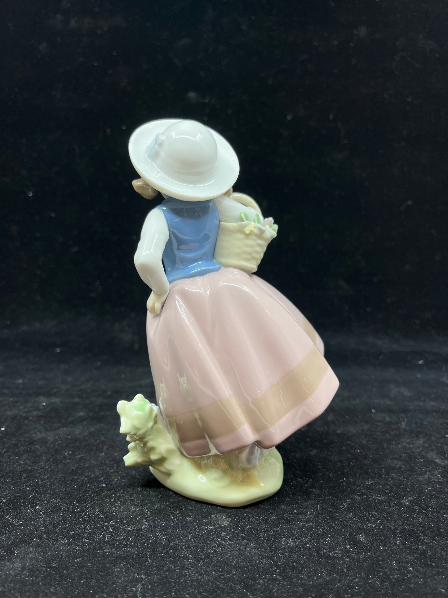 Lladro Girl With Flower Basket (24085,22128)