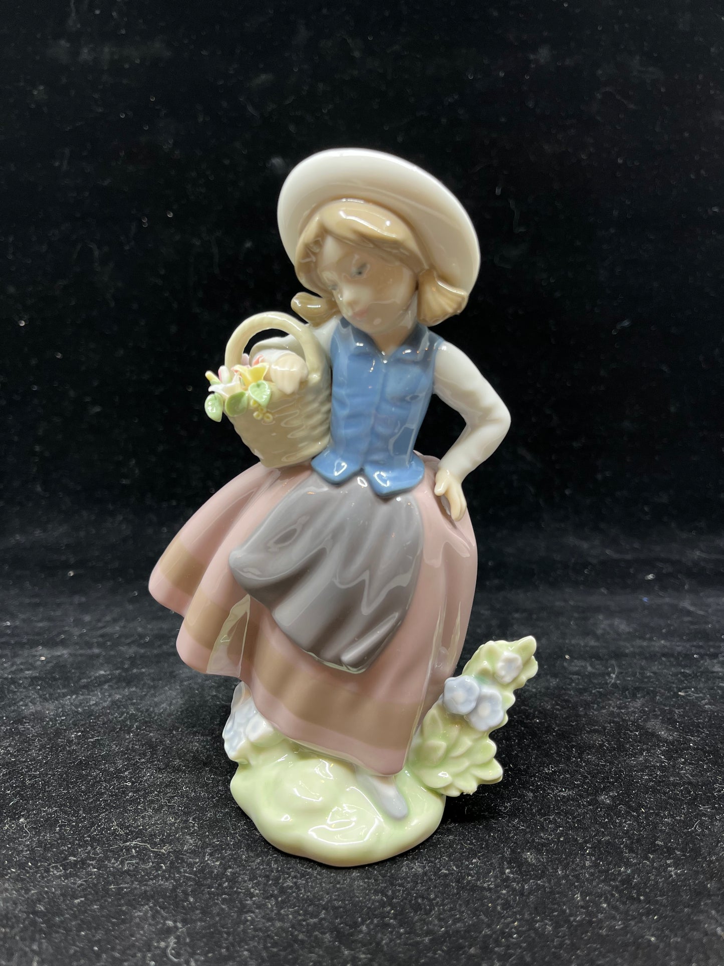 Lladro Girl With Flower Basket (24085,22128)