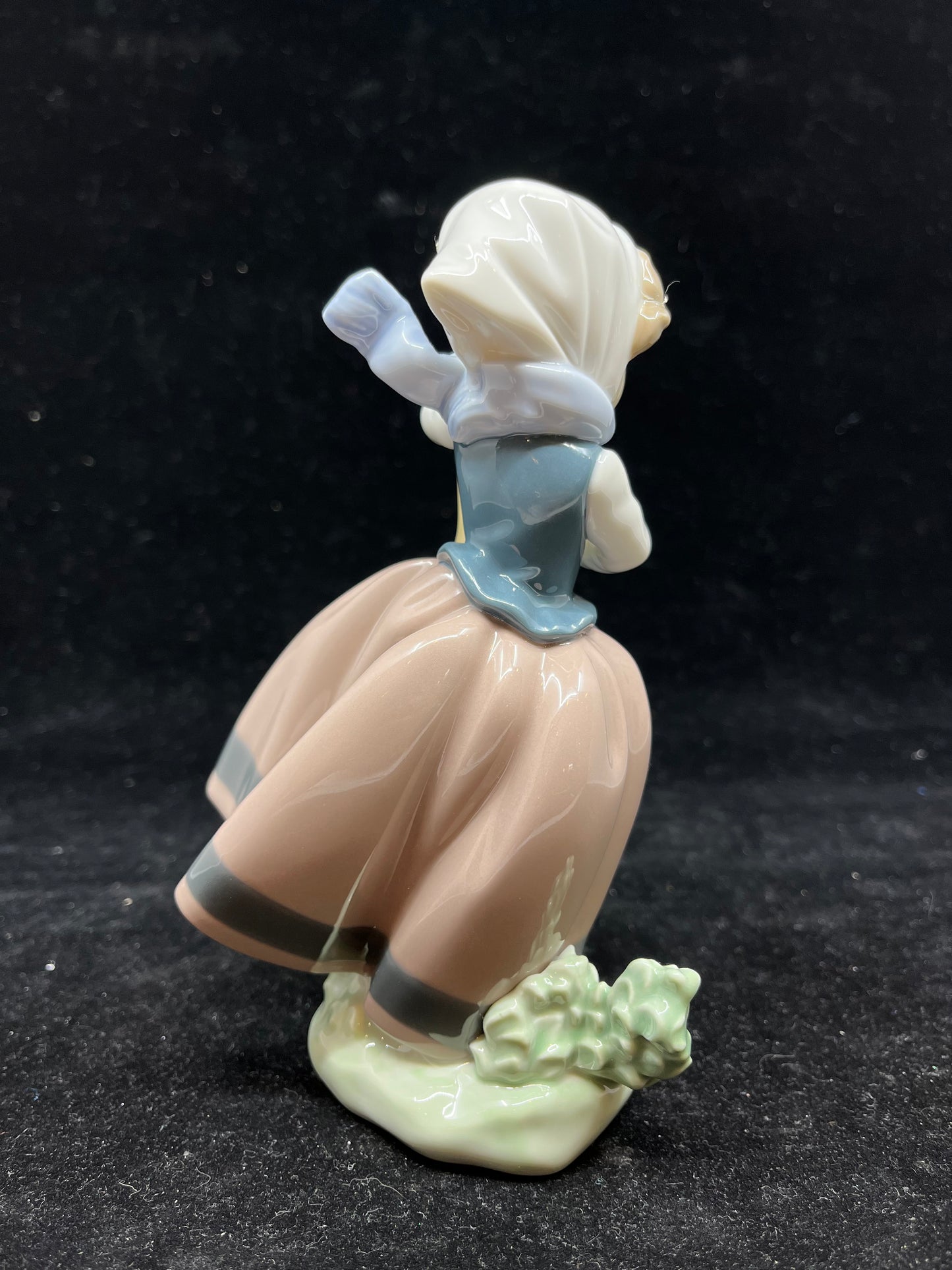 Lladro Girl With Flower Pot (24130)