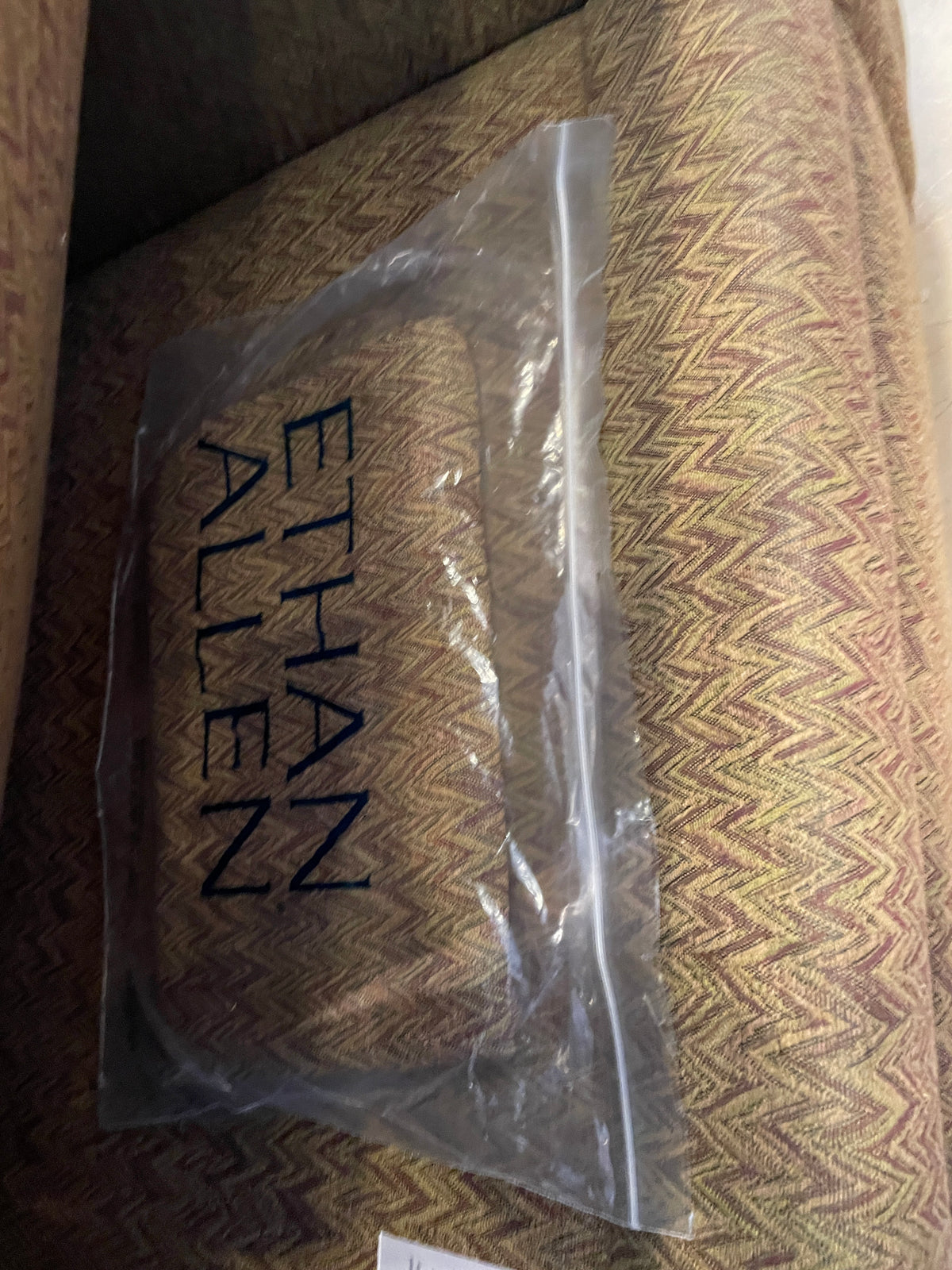 Ethan Allen Loveseat (0Q000A)