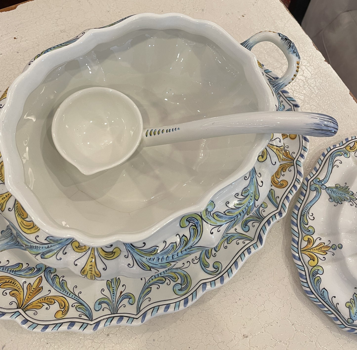 Italian Ceramic Majolica Tureen with Ladle and Undertray (0M8001)