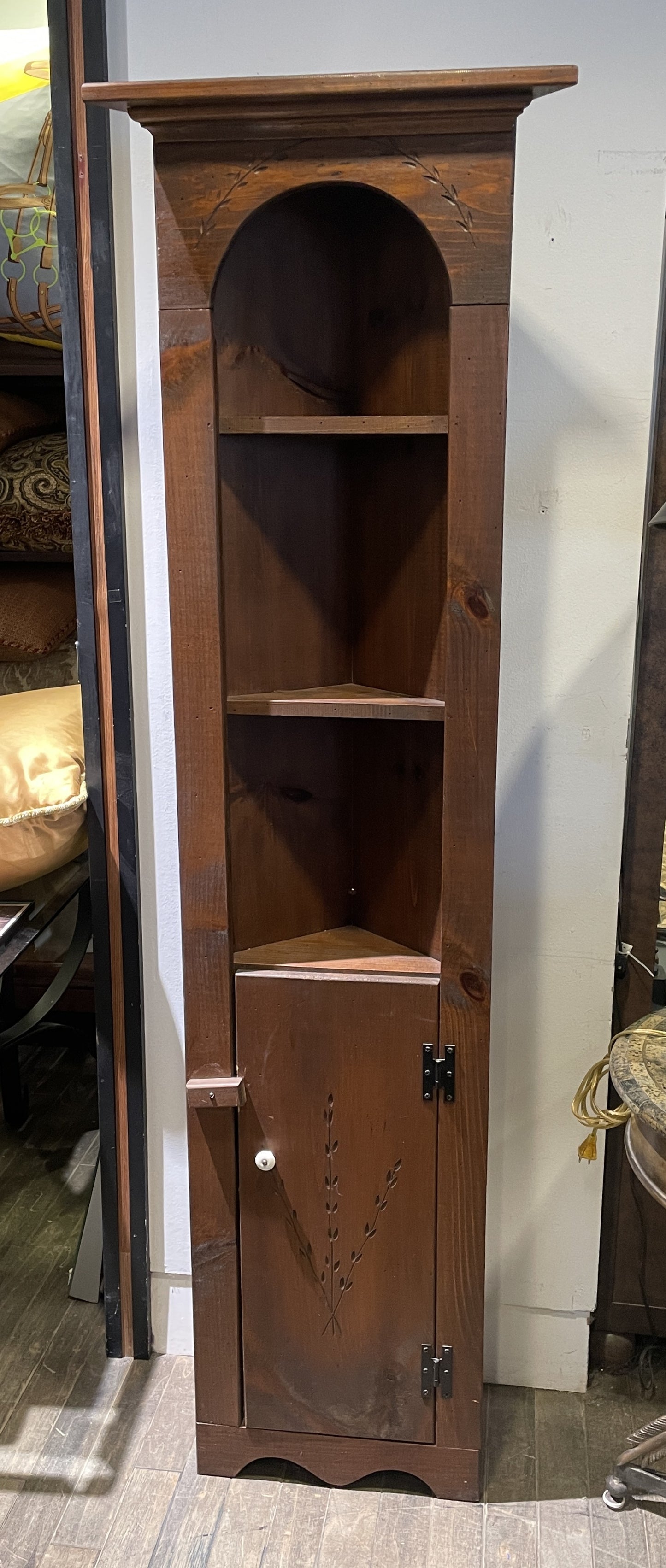 Early American Corner Cabinet (0MD001)