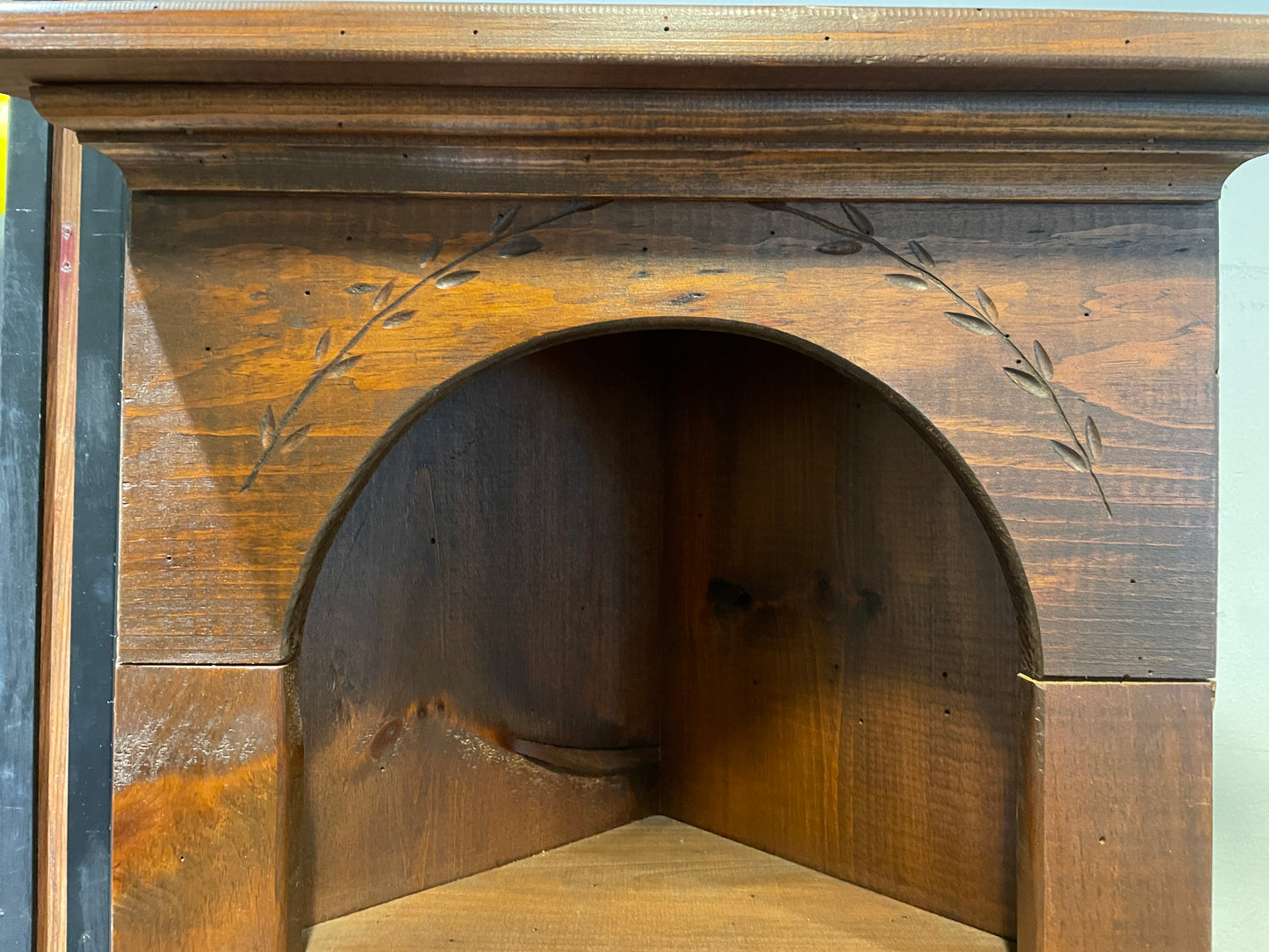Early American Corner Cabinet (0MD001)