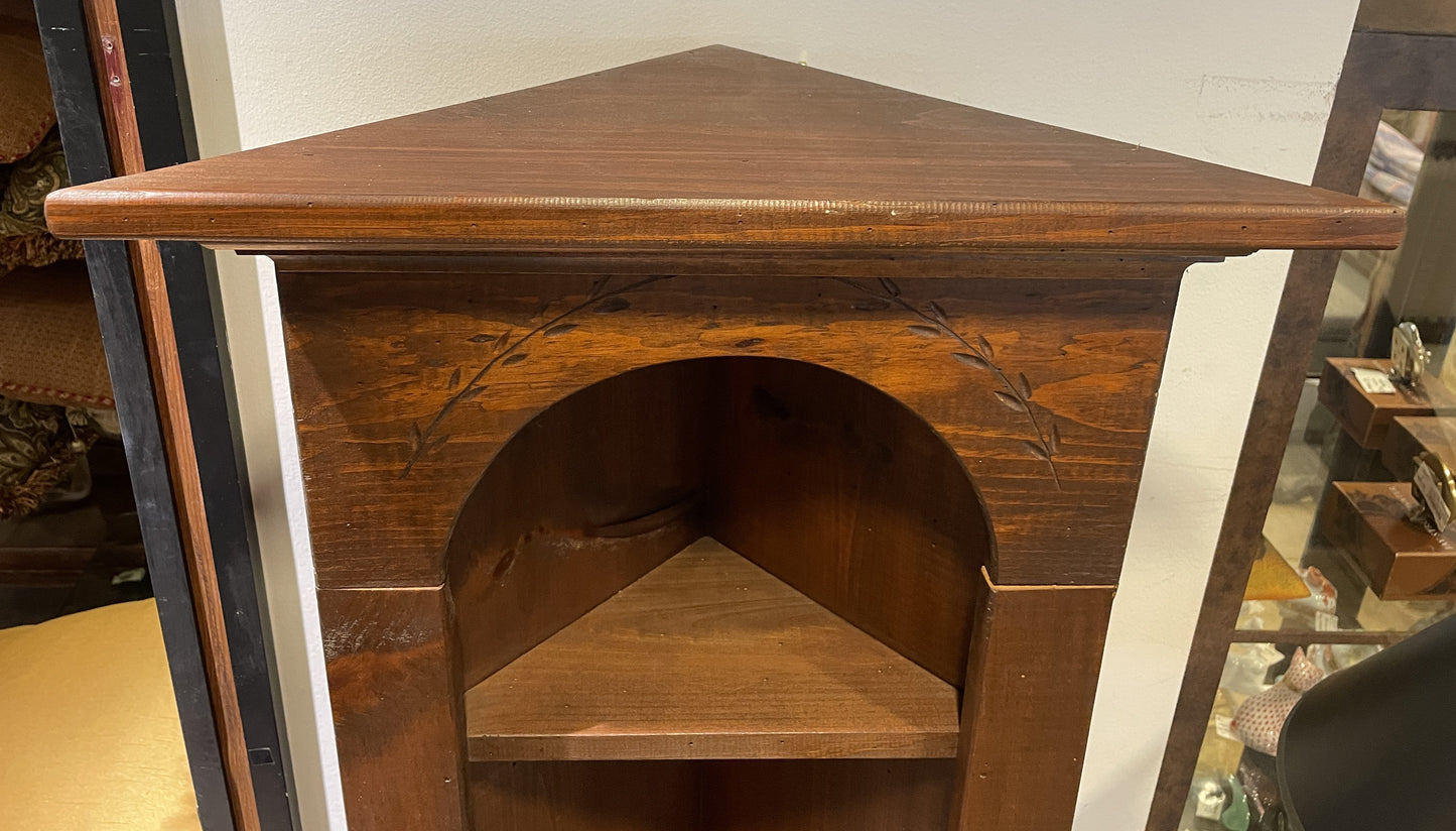 Early American Corner Cabinet (0MD001)