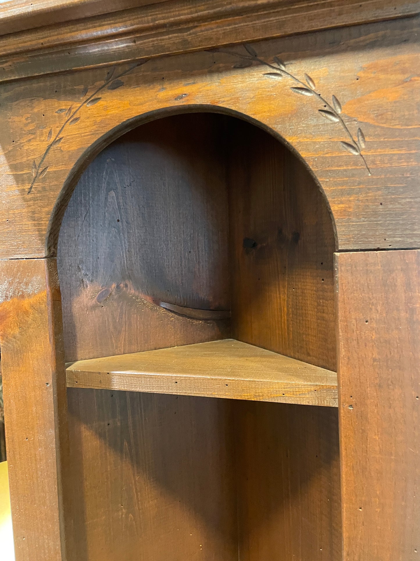 Early American Corner Cabinet (0MD001)