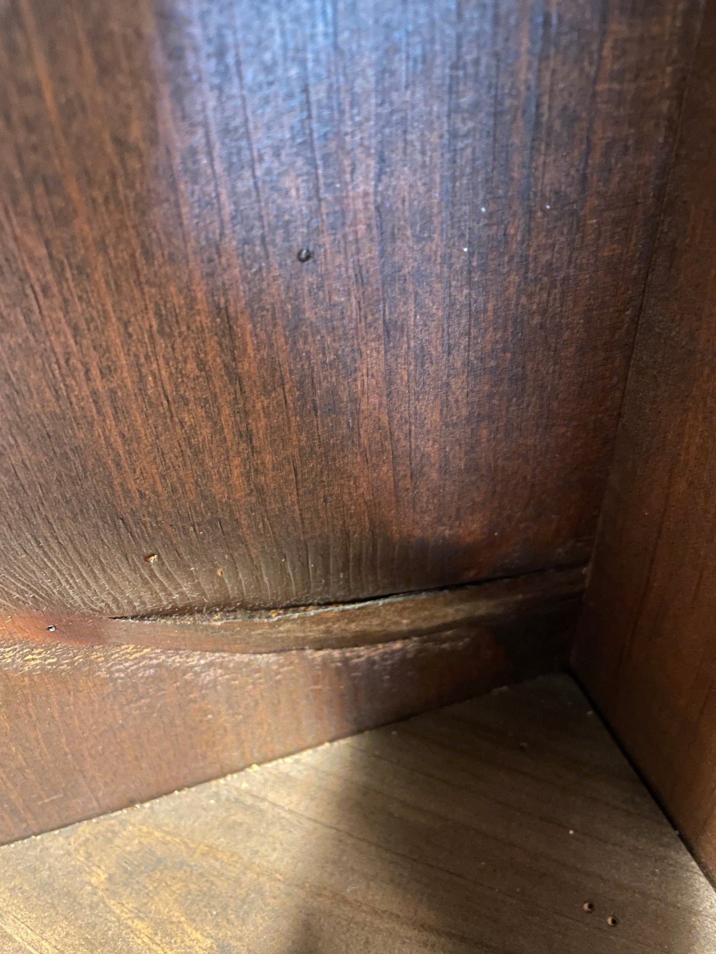 Early American Corner Cabinet (0MD001)