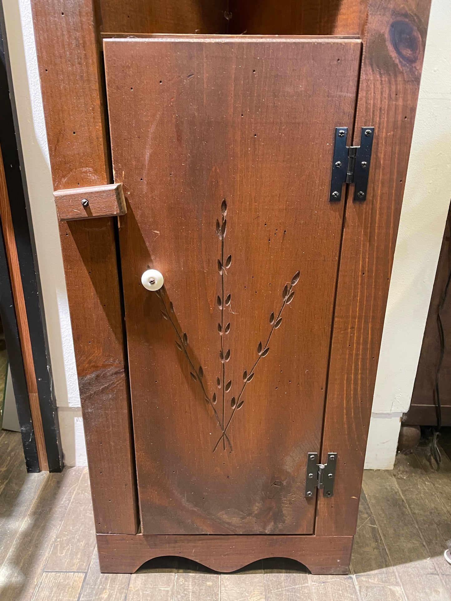 Early American Corner Cabinet (0MD001)