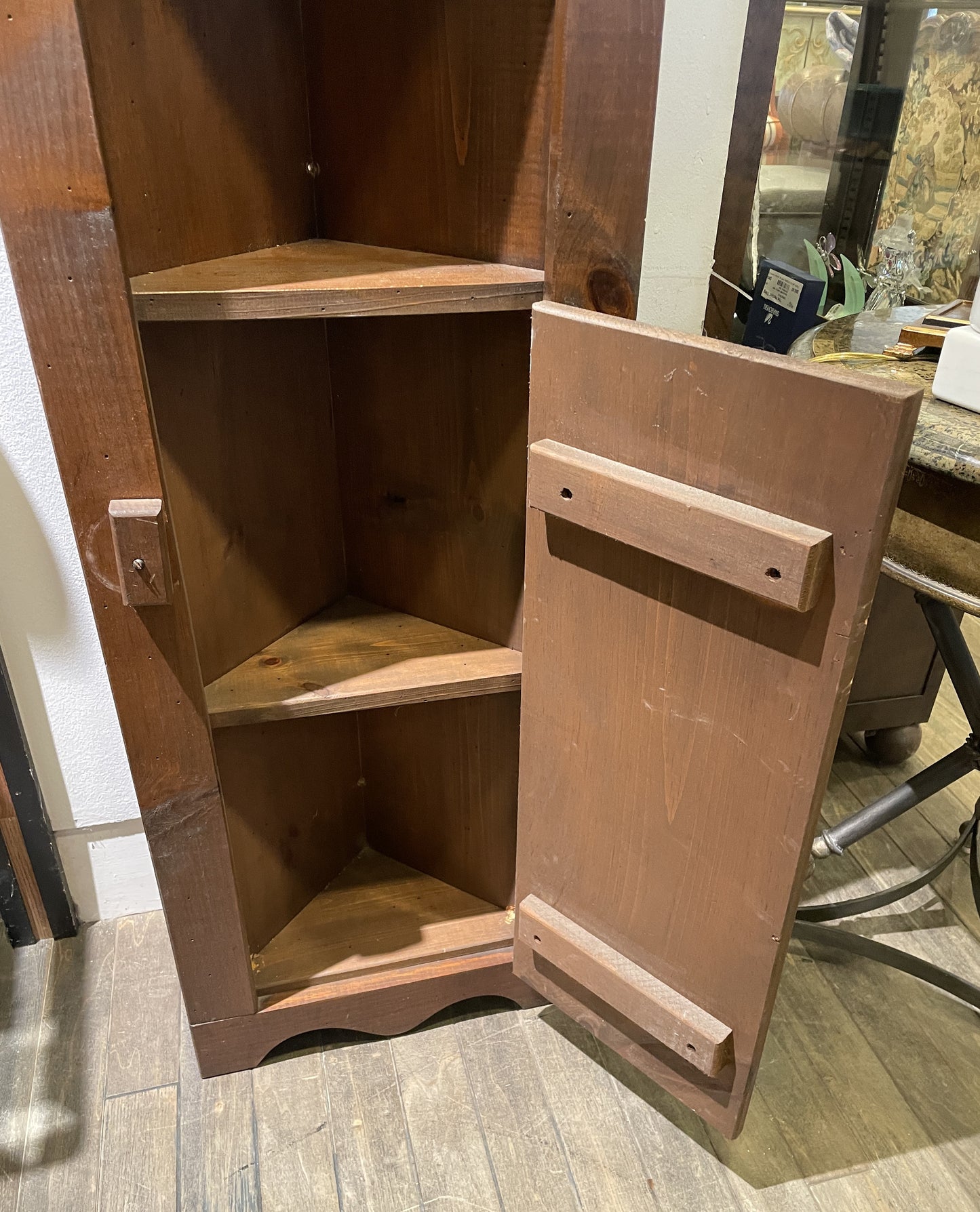 Early American Corner Cabinet (0MD001)