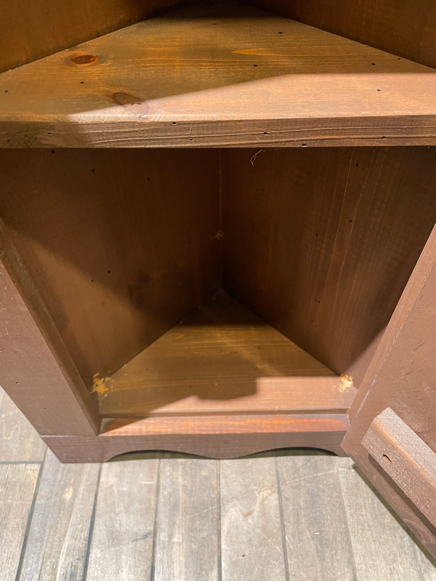 Early American Corner Cabinet (0MD001)
