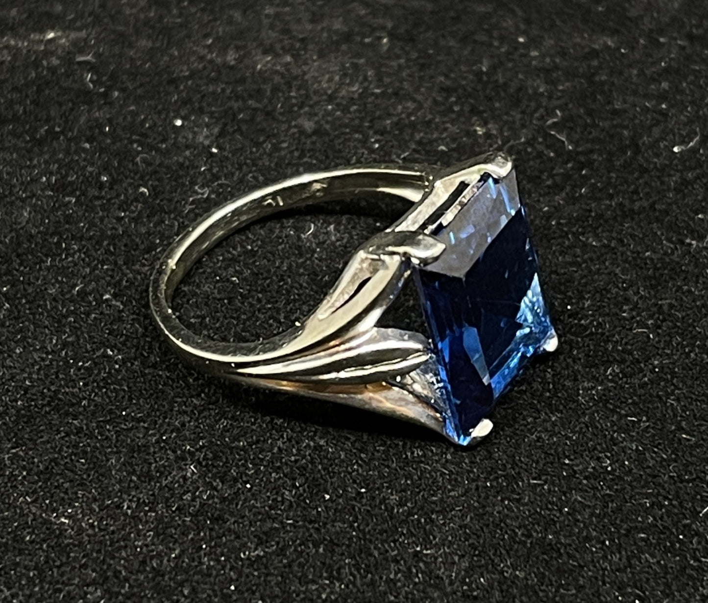 Synthetic Sapphire and 10K white gold ring (0IM004)