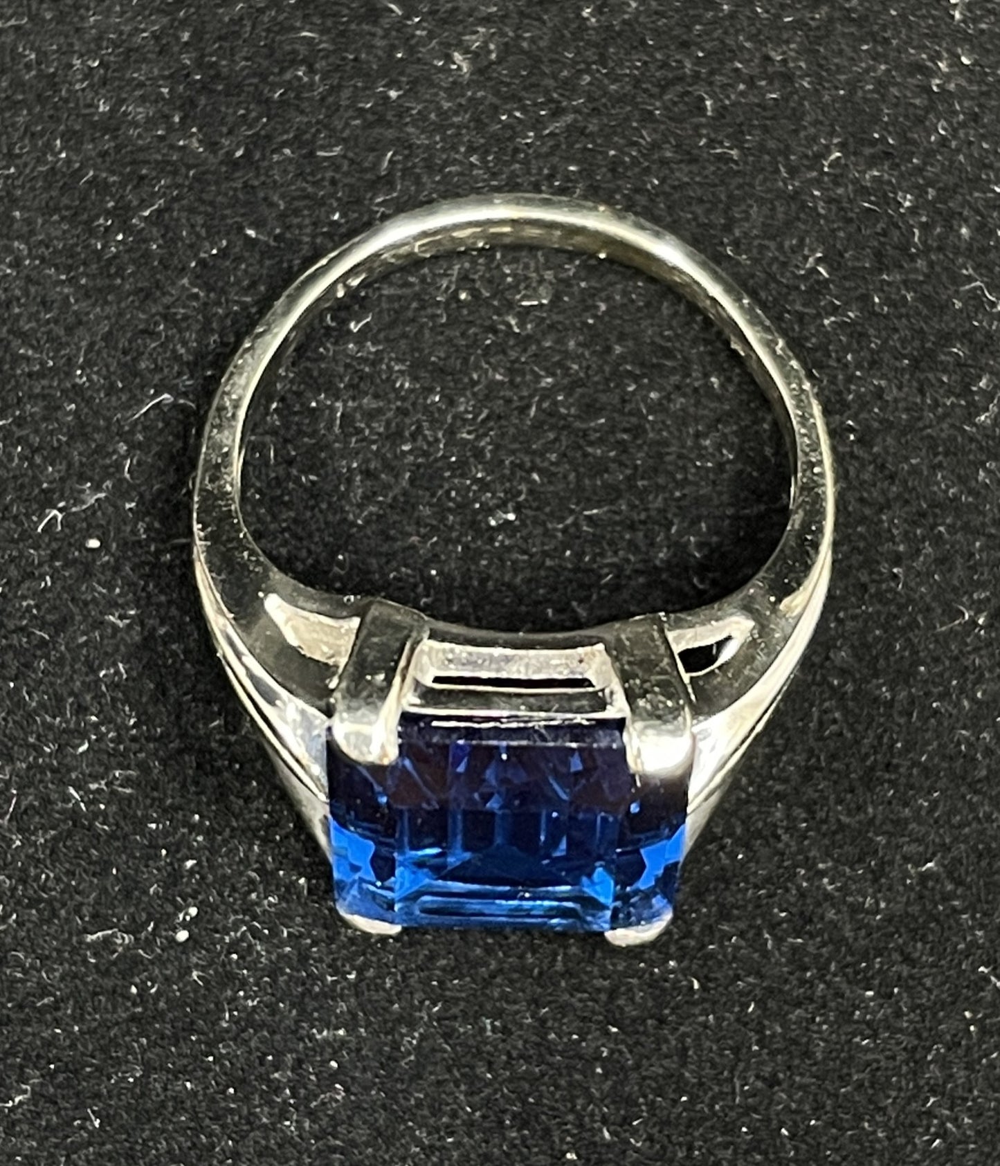 Synthetic Sapphire and 10K white gold ring (0IM004)