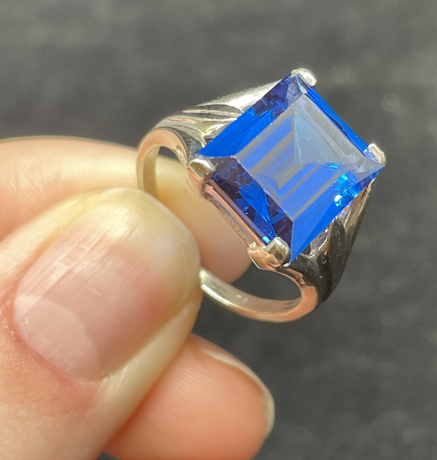 Synthetic Sapphire and 10K white gold ring (0IM004)