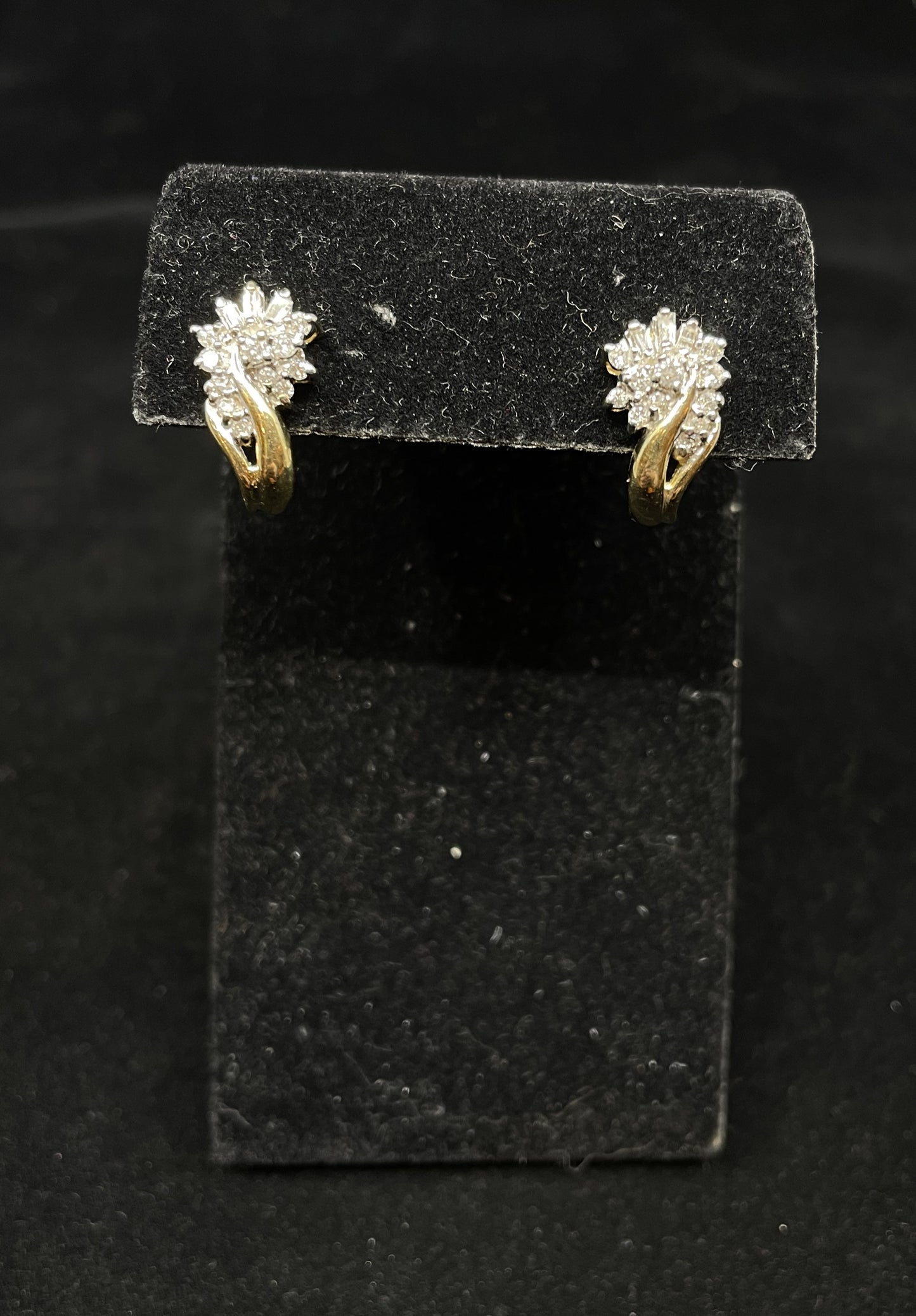 Vintage Gold and diamond cluster earrings, a pair (0IM00B)