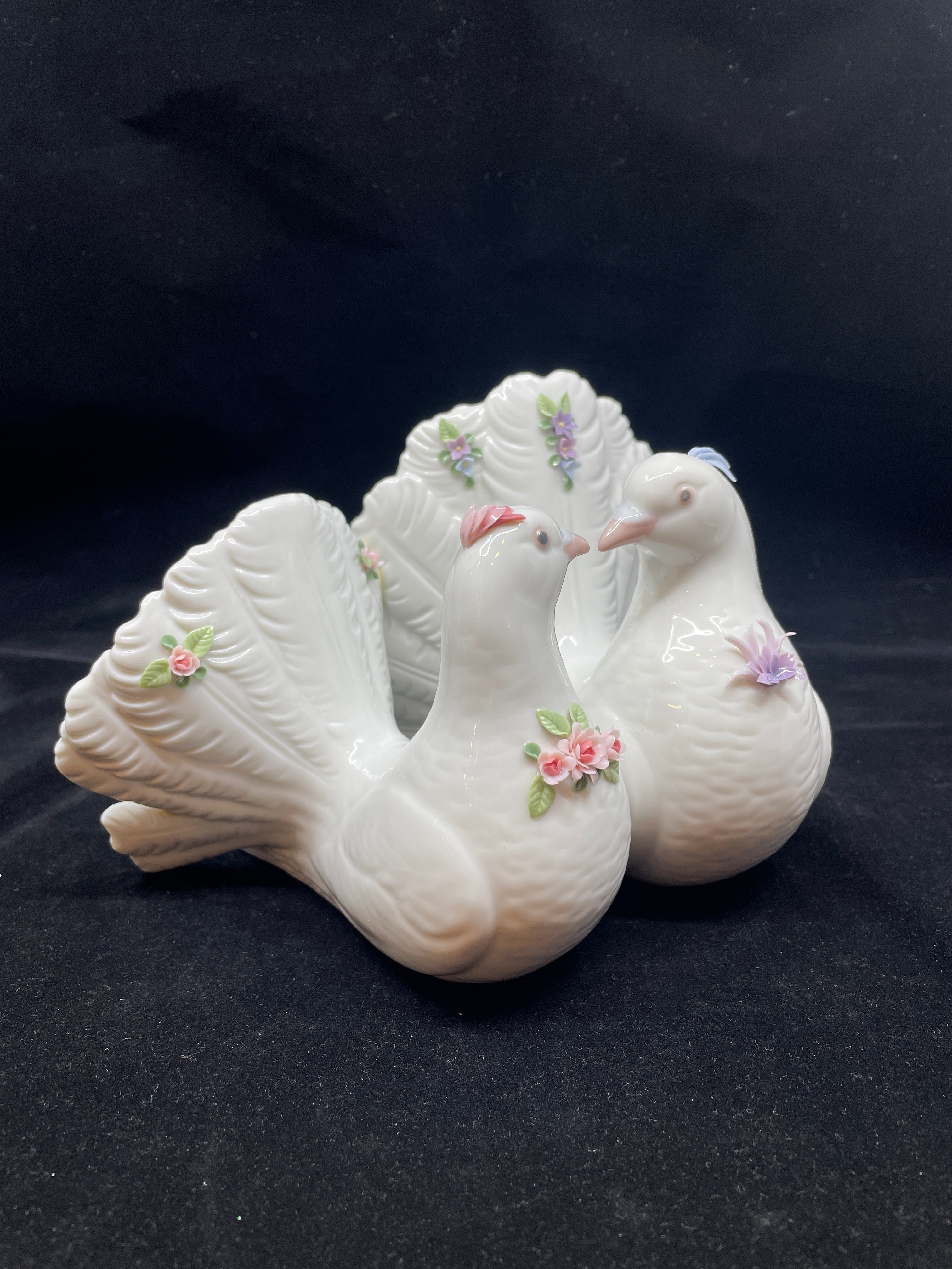 Lladro Doves with Flowers w box (0IL005) – The Perfect Thing