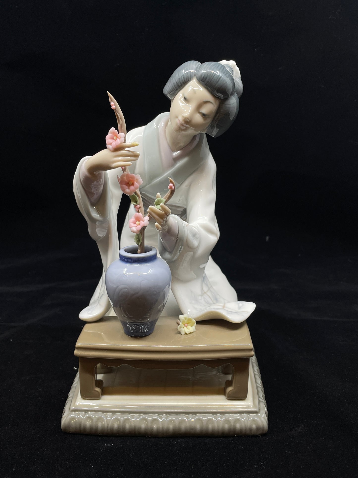 Lladro Japanese Girl Decorating #4840 w/box AS IS (0IL00B)
