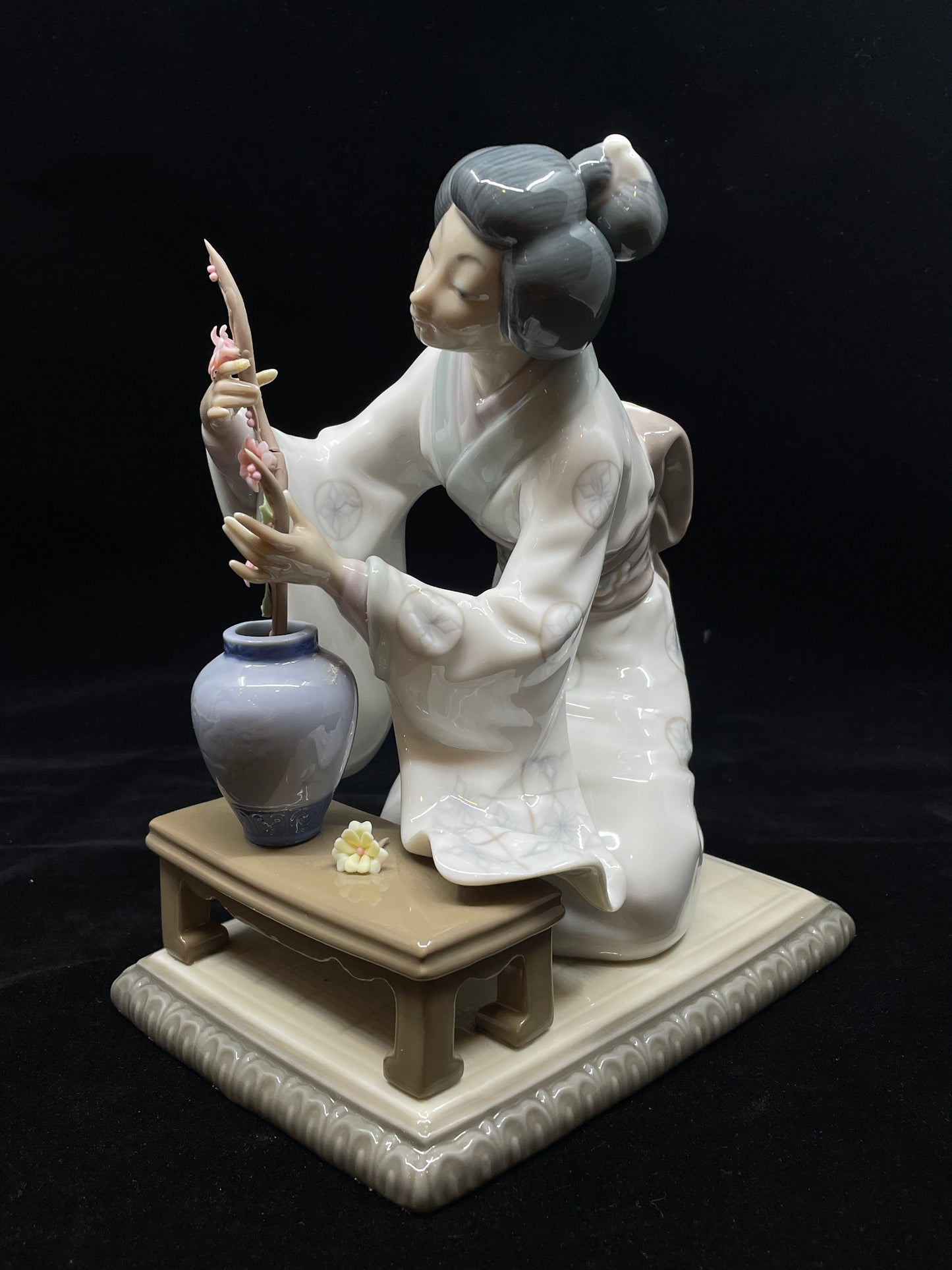 Lladro Japanese Girl Decorating #4840 w/box AS IS (0IL00B)