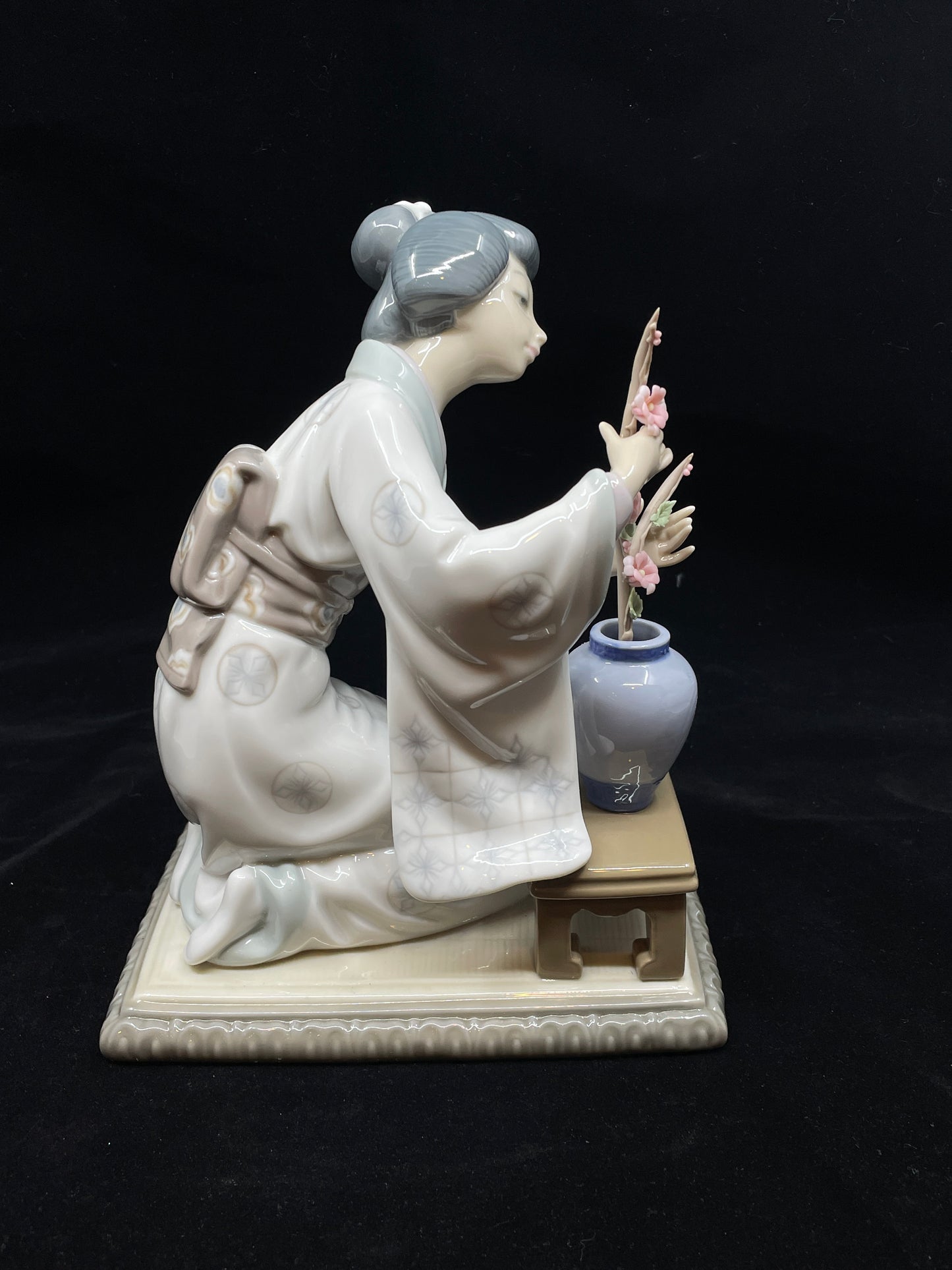 Lladro Japanese Girl Decorating #4840 w/box AS IS (0IL00B)