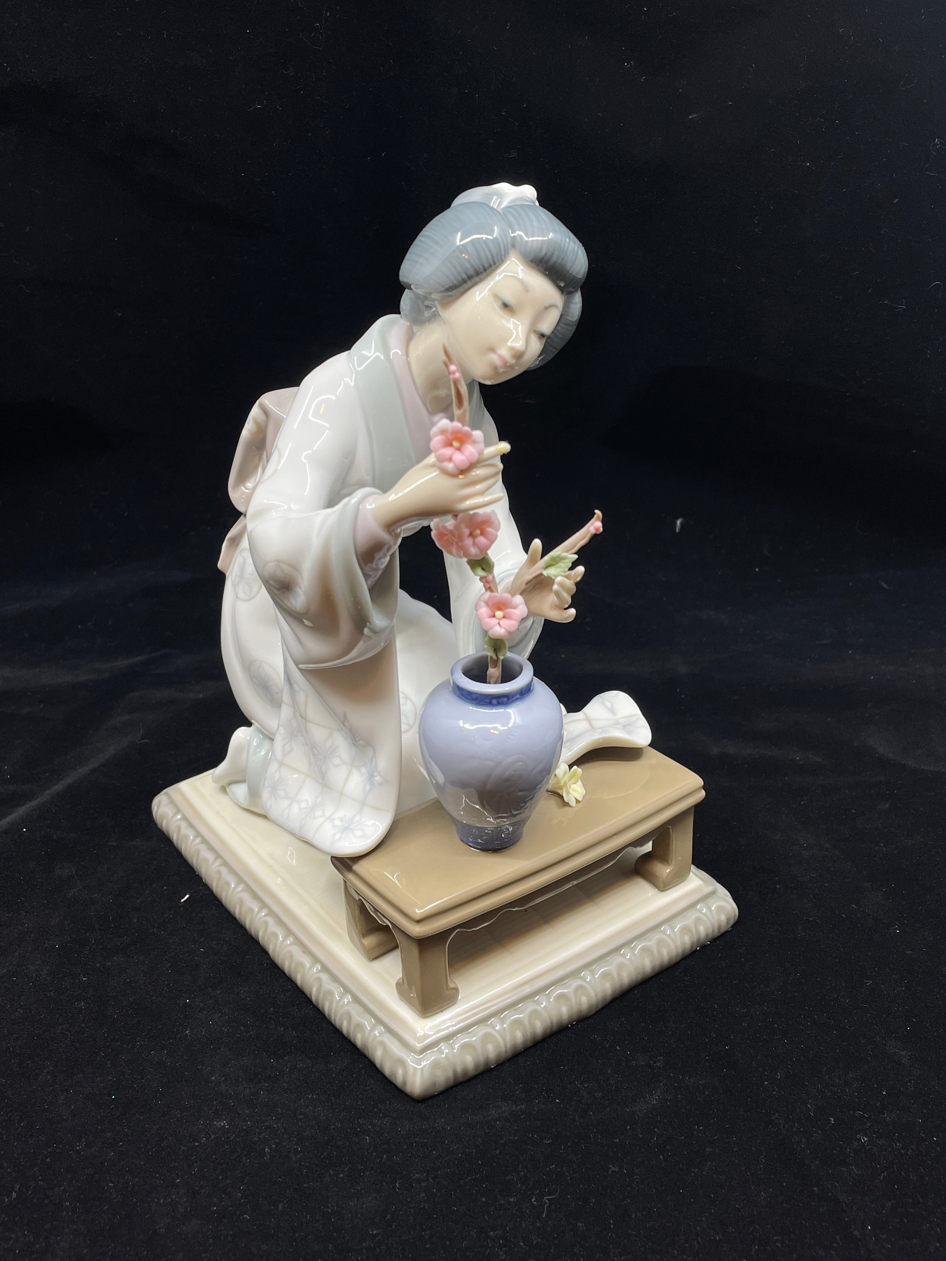 Lladro Japanese Girl Decorating #4840 w/box AS IS (0IL00B) – The
