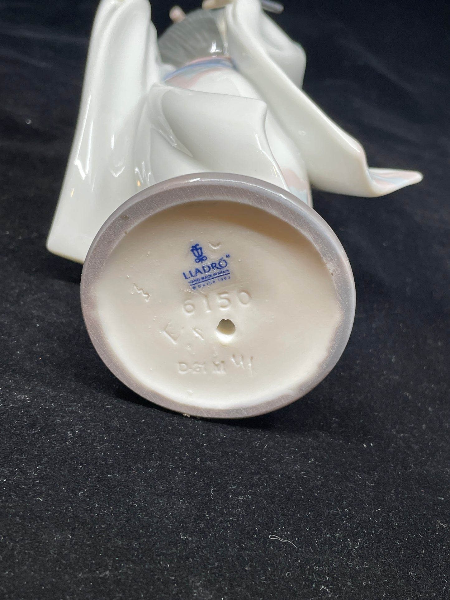 Lladro Playing the Flute #6150 with box (0IL00E)