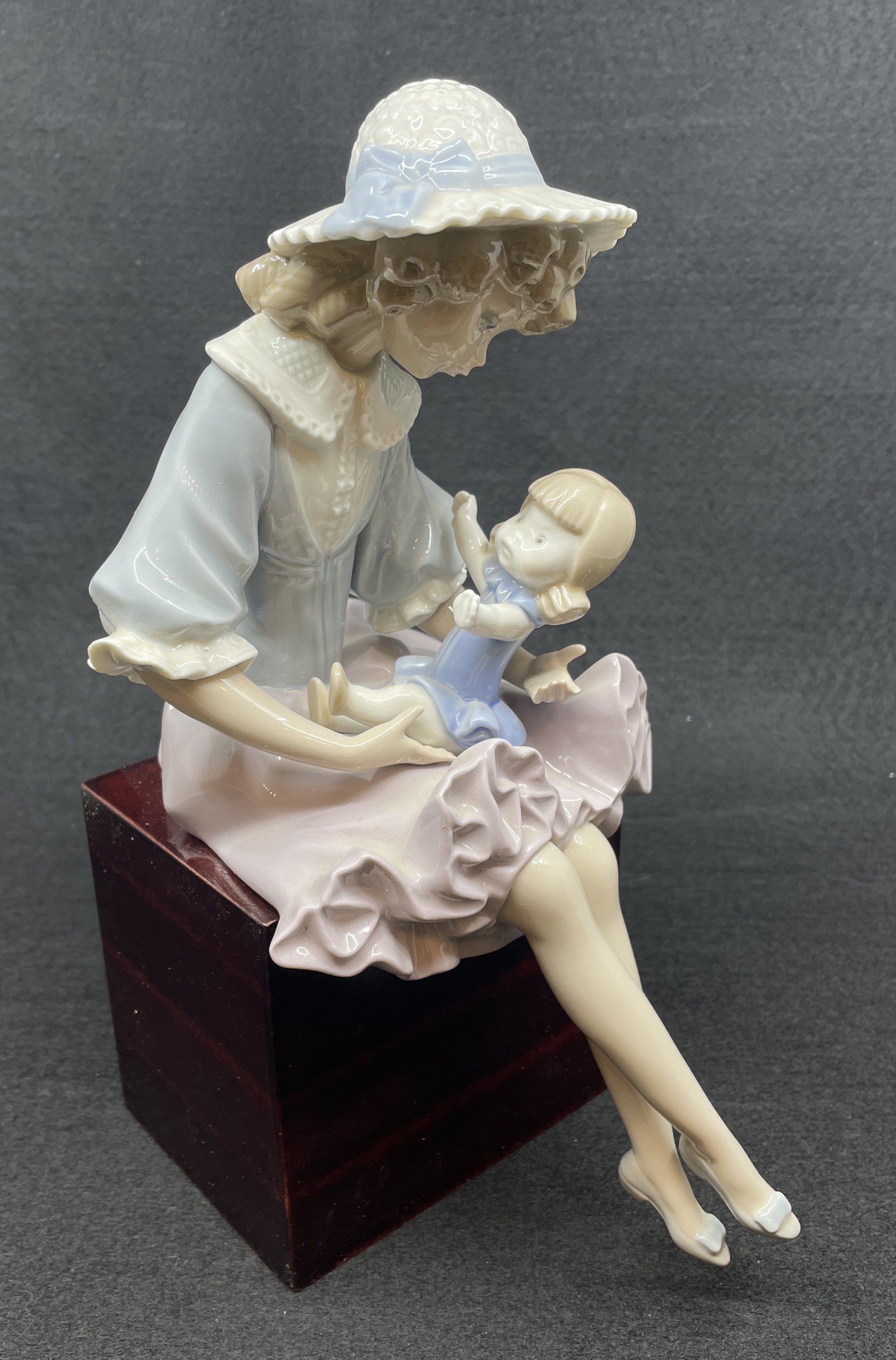 Lladro Suzy and Her Doll, #1378 (0ML001) – The Perfect Thing
