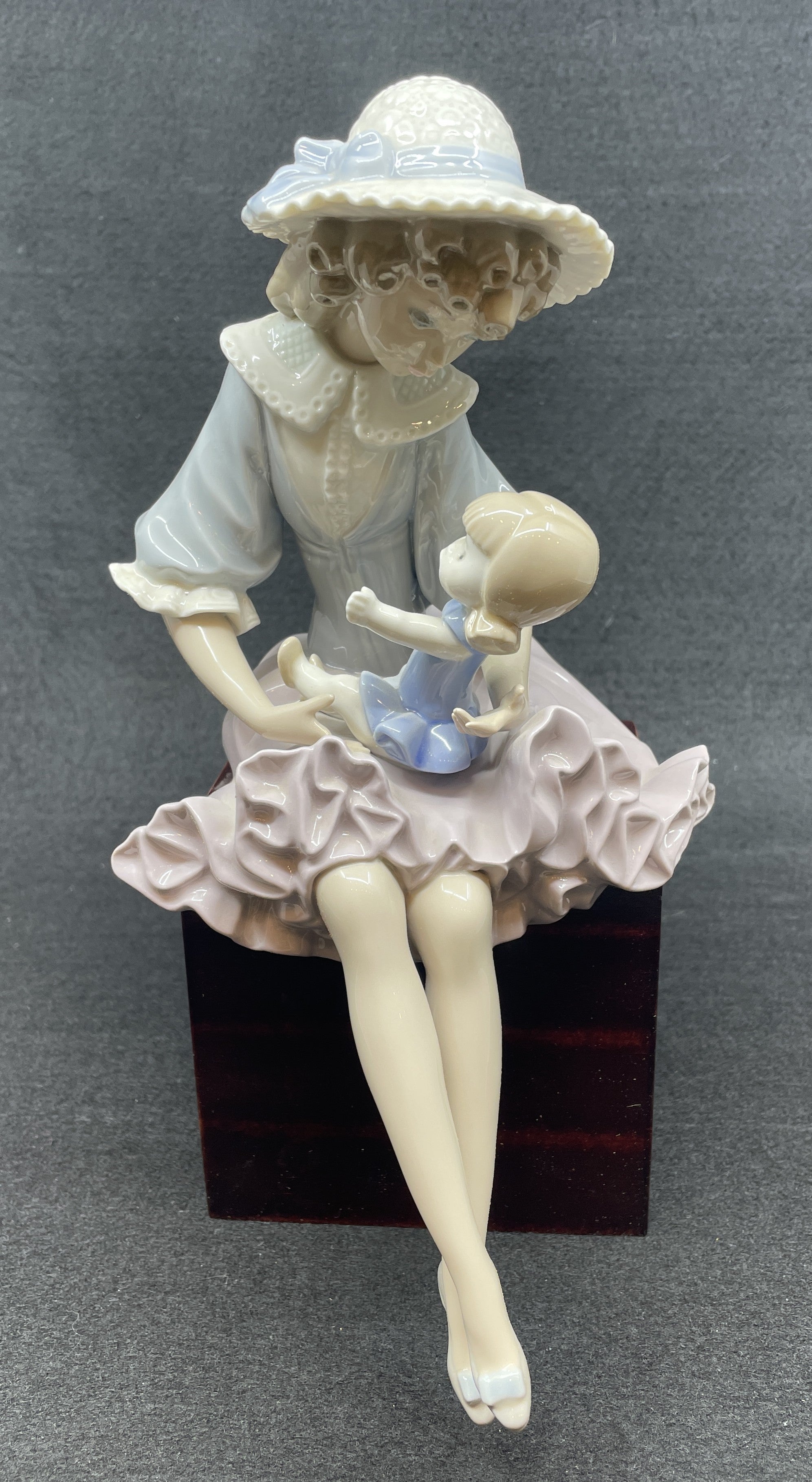 Lladro Suzy and Her Doll, #1378 (0ML001) – The Perfect Thing