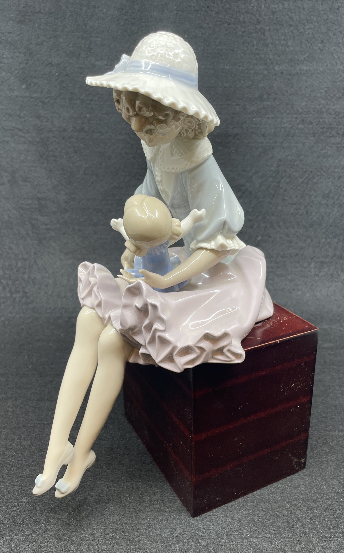 Lladro Suzy and Her Doll, #1378 (0ML001)