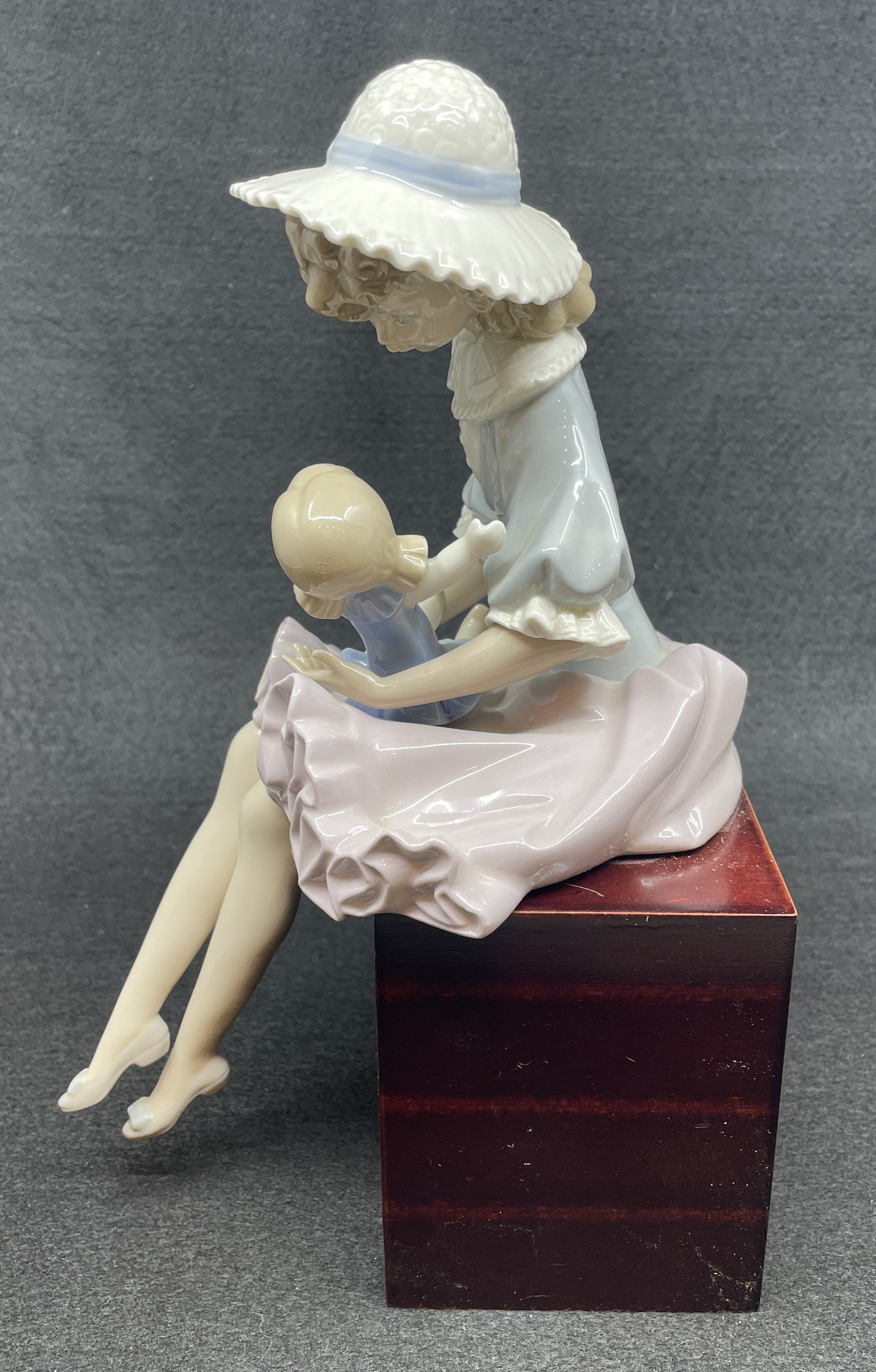 Lladro Suzy and Her Doll, #1378 (0ML001) – The Perfect Thing