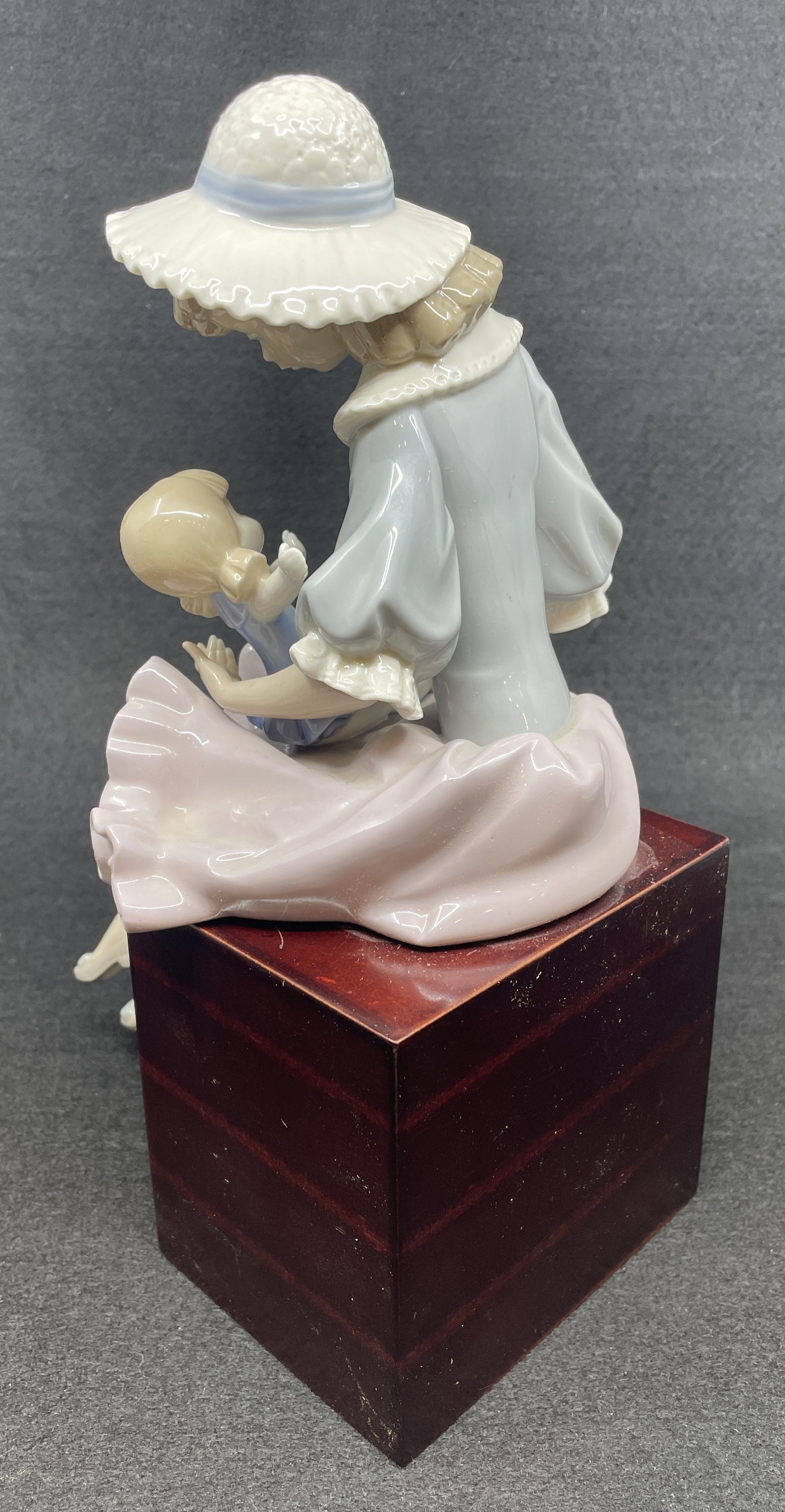 Lladro Suzy and Her Doll, #1378 (0ML001) – The Perfect Thing