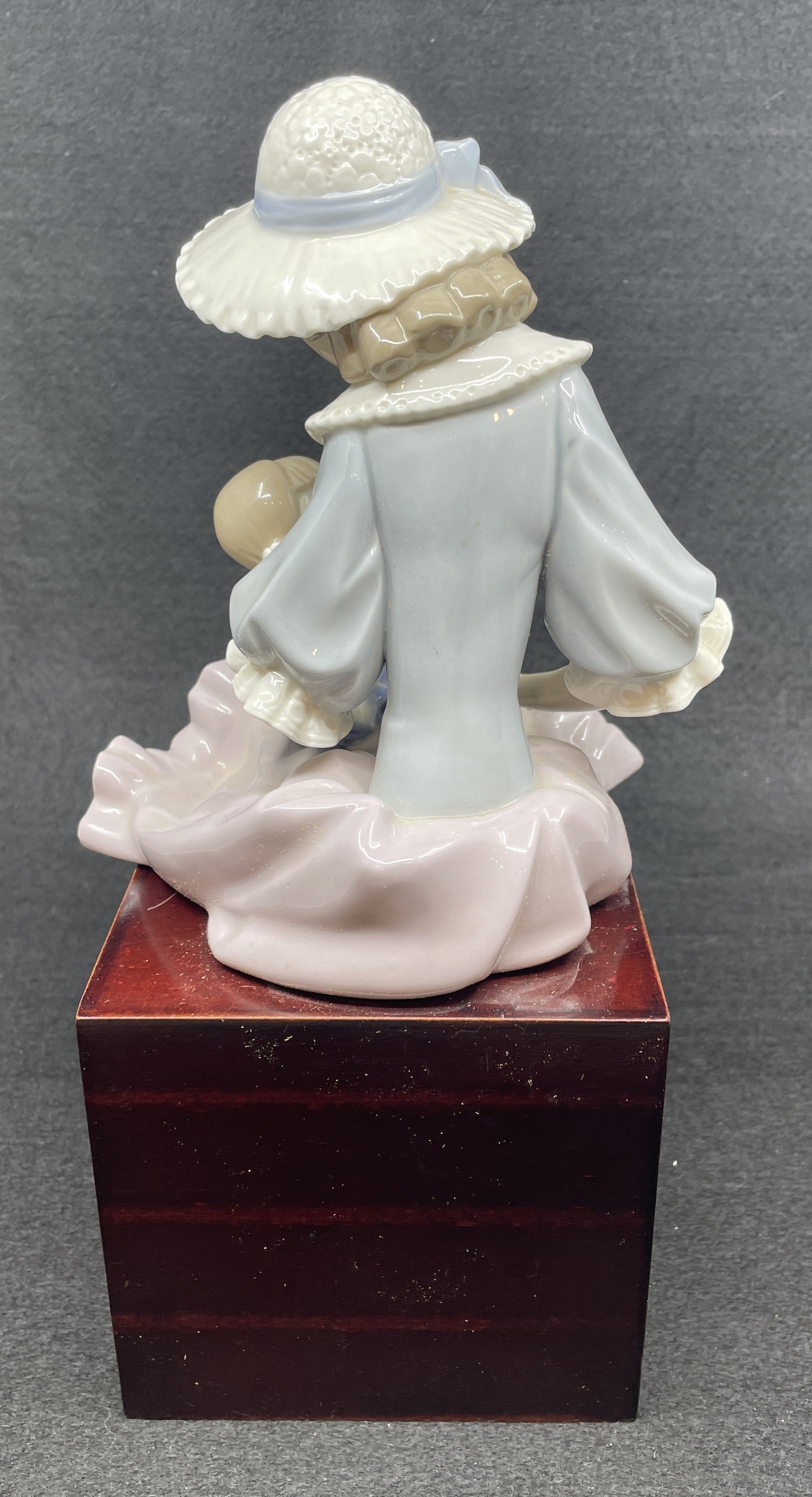 Lladro Suzy and Her Doll, #1378 (0ML001) – The Perfect Thing