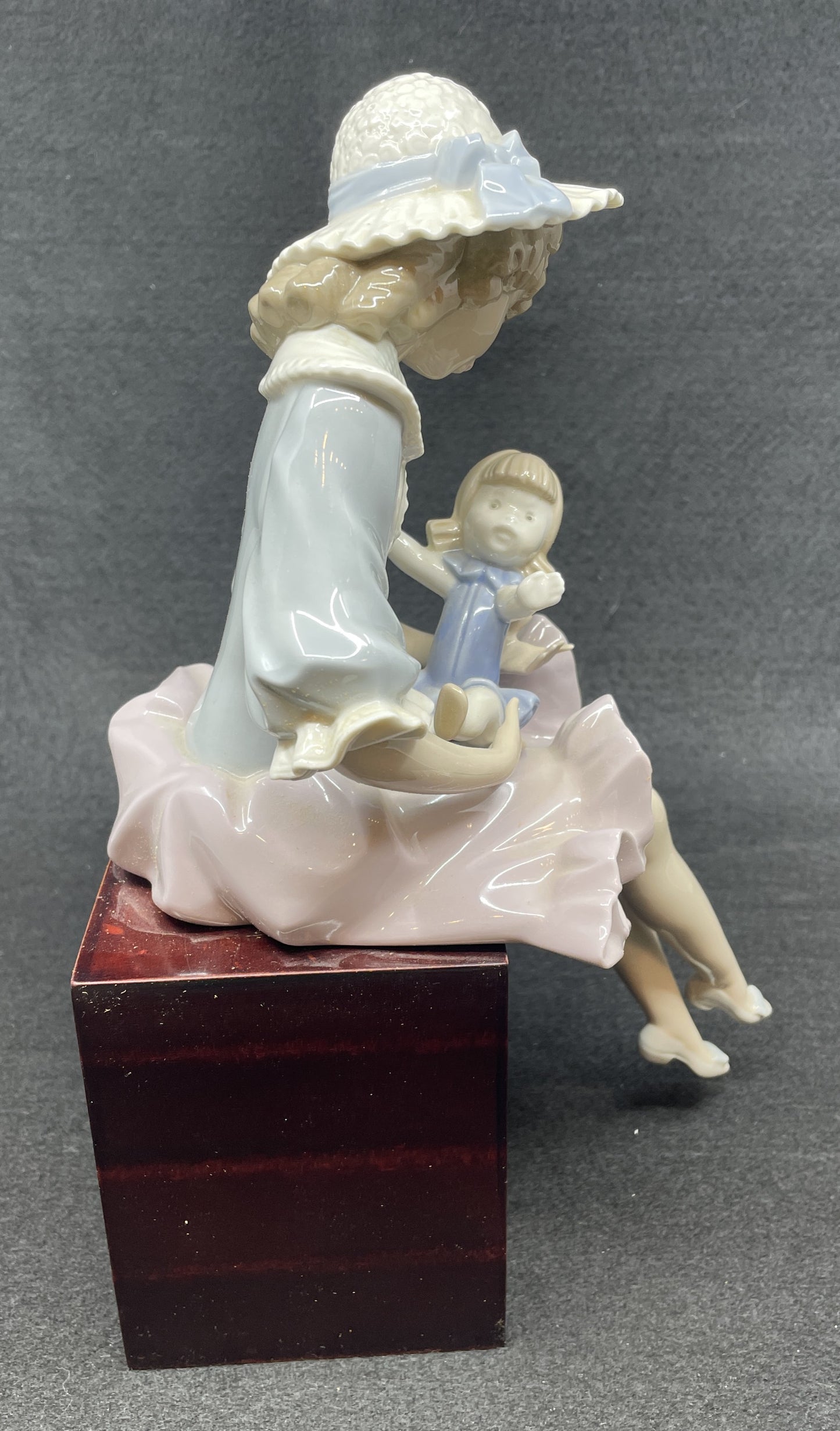 Lladro Suzy and Her Doll, #1378 (0ML001)